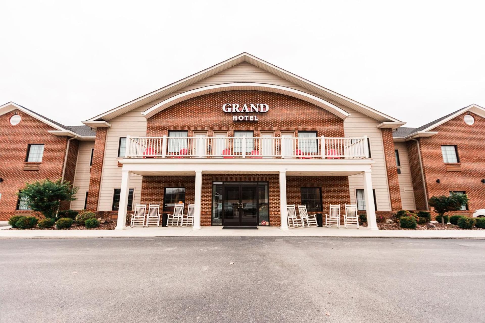 Grand Hotel interior in Spring City, TN — gallery photo 2
