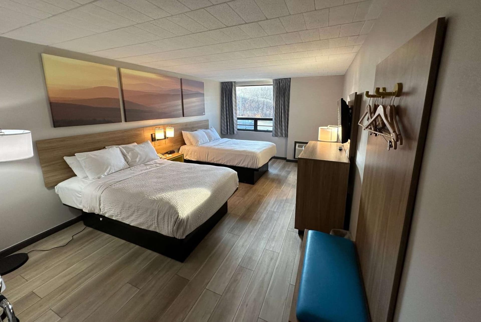 Days Inn by Wyndham Liberty interior in Ferndale — gallery photo 2