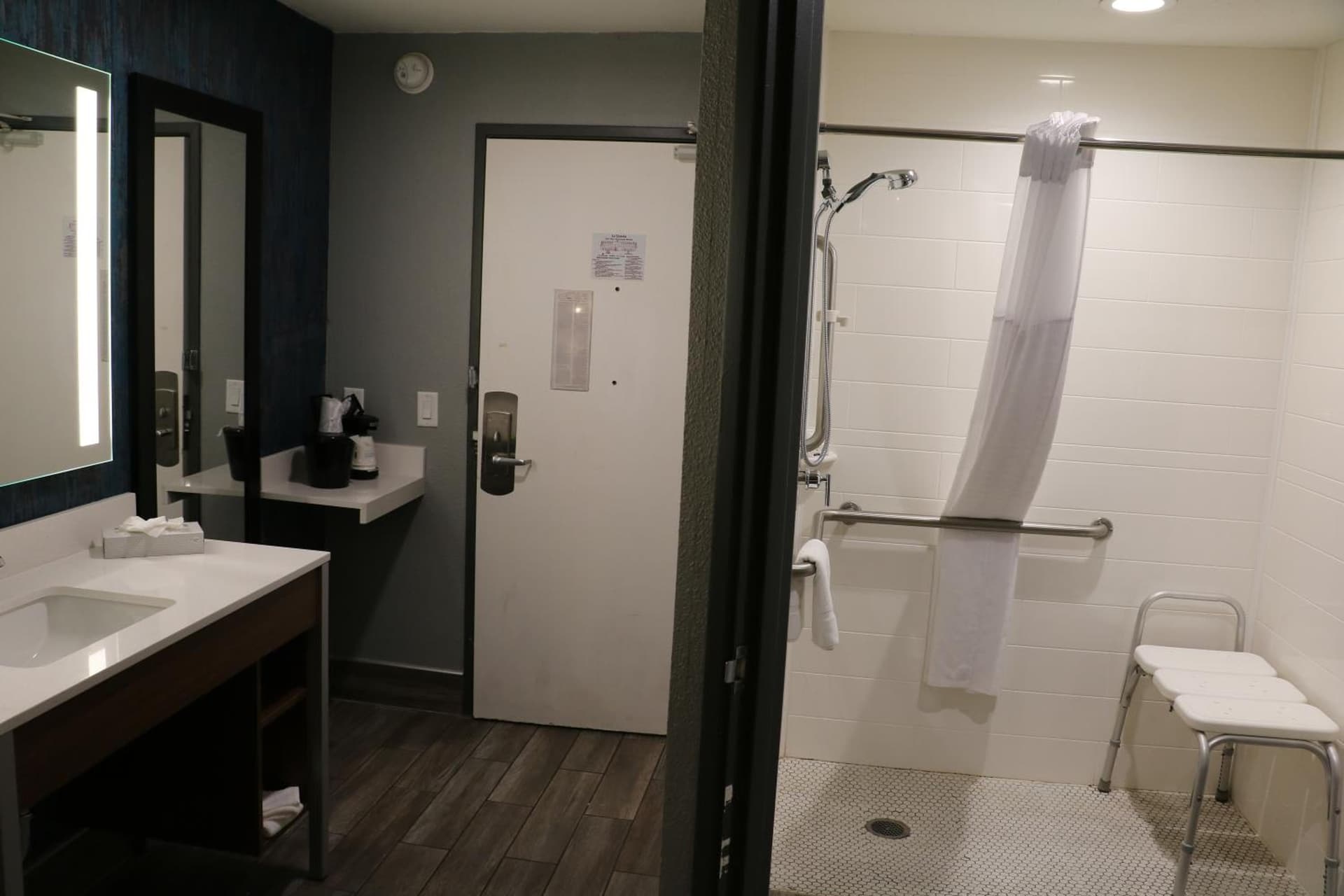 La Quinta by Wyndham Chicago Gurnee interior in Gurnee, IL — gallery photo 2