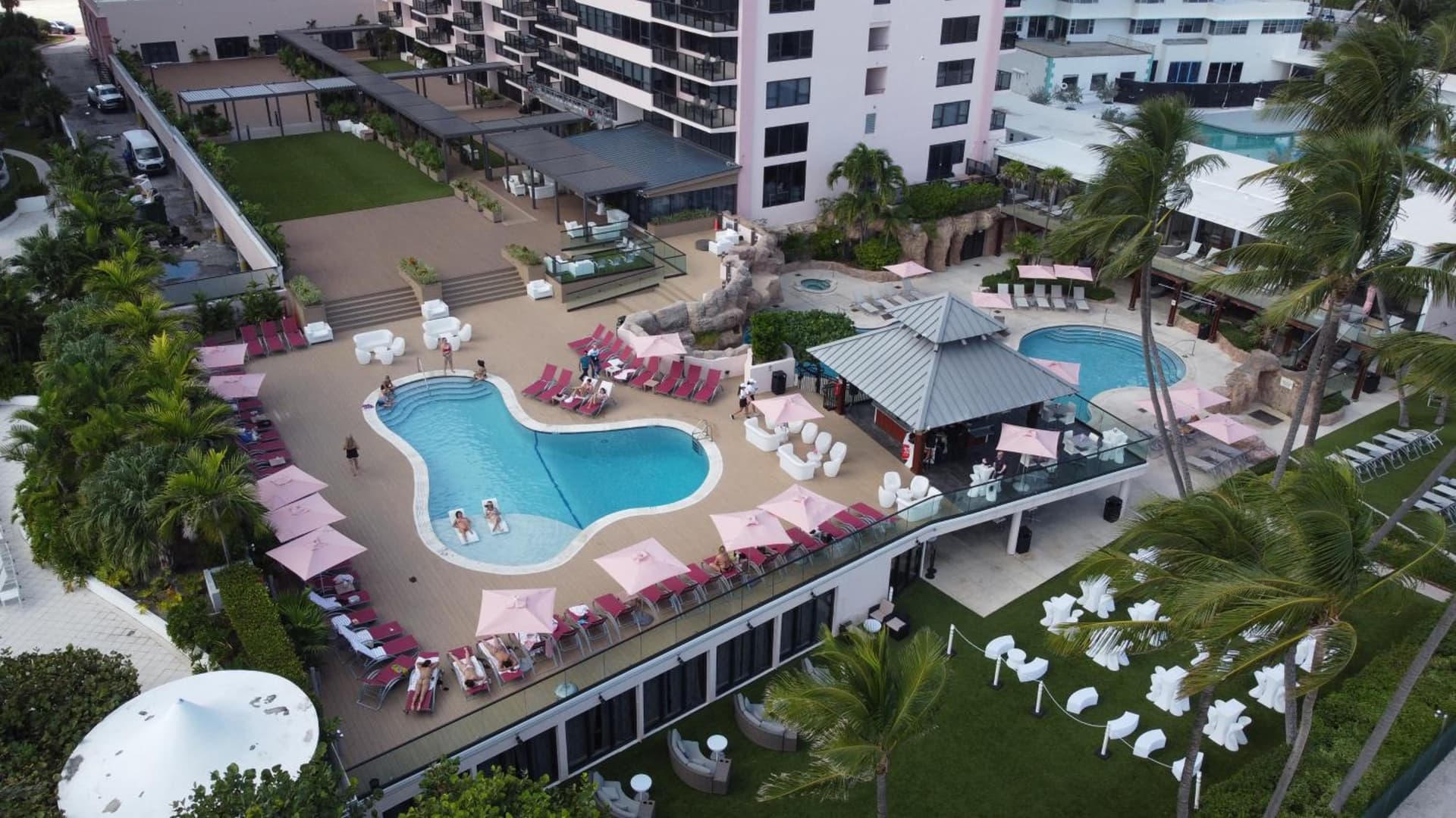 Two Bedroom on the Beach with balcony and Oceanview interior in Miami Beach, FL — gallery photo 2