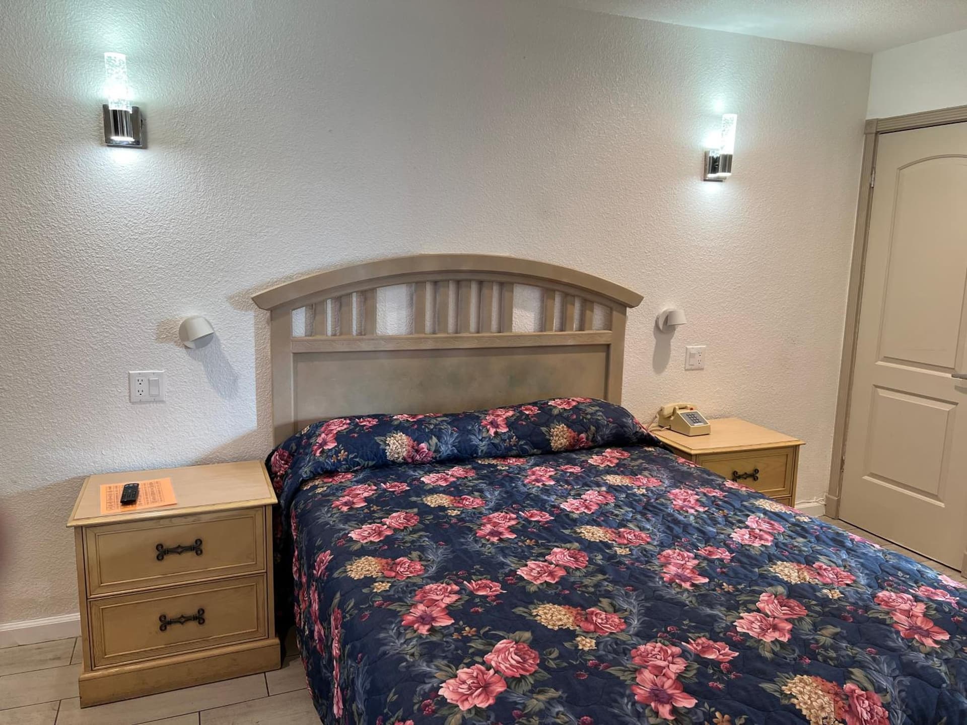 Sherwood Motel interior in Palmdale, CA — gallery photo 2