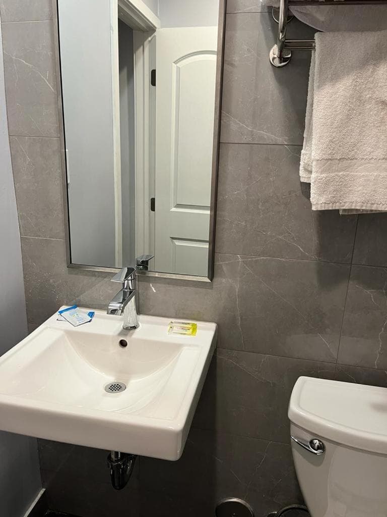 Budget inn Whittier interior in Whittier, CA — gallery photo 2