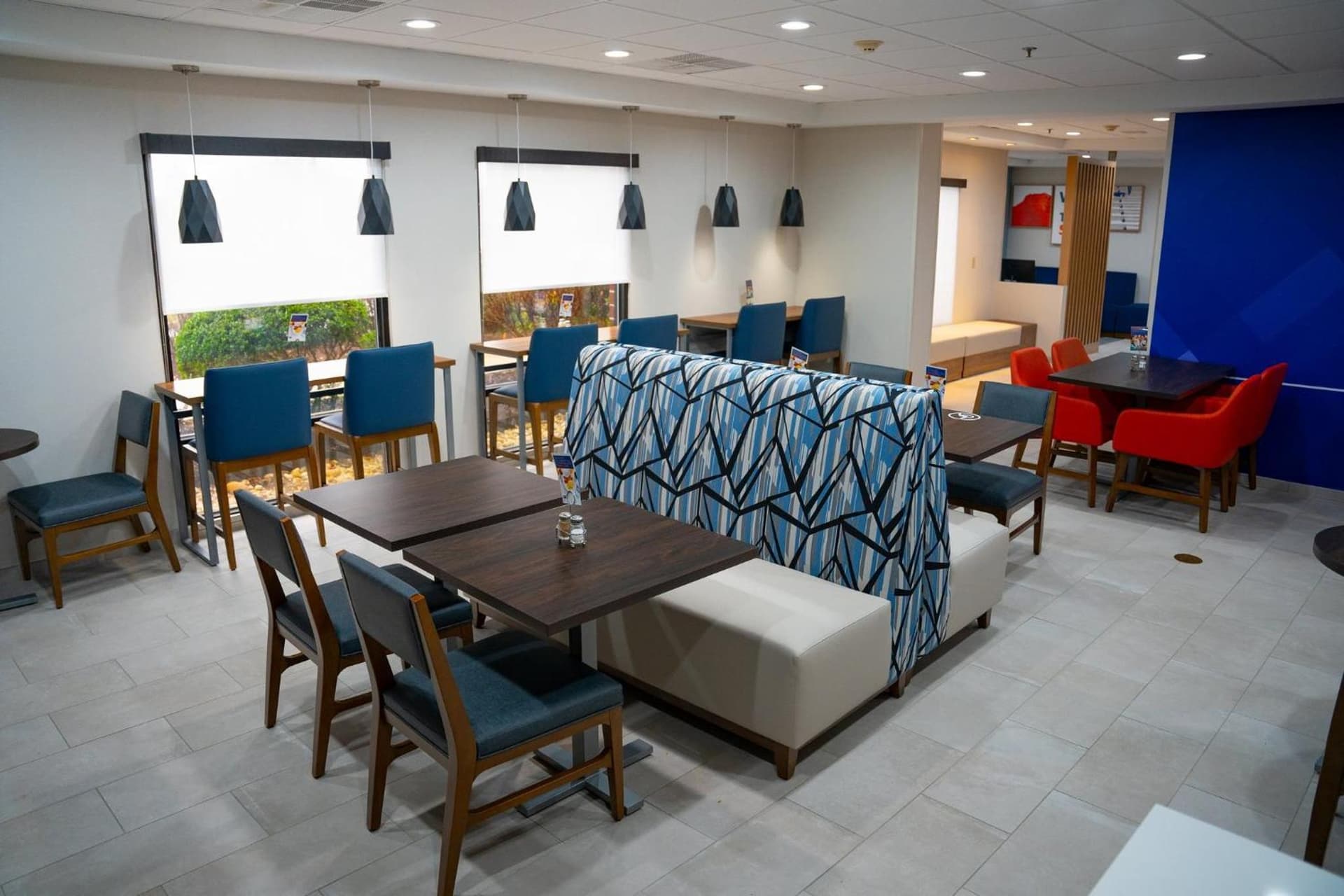 Holiday Inn Express Hotel & Suites West Chester by IHG interior in West Chester, PA — gallery photo 2