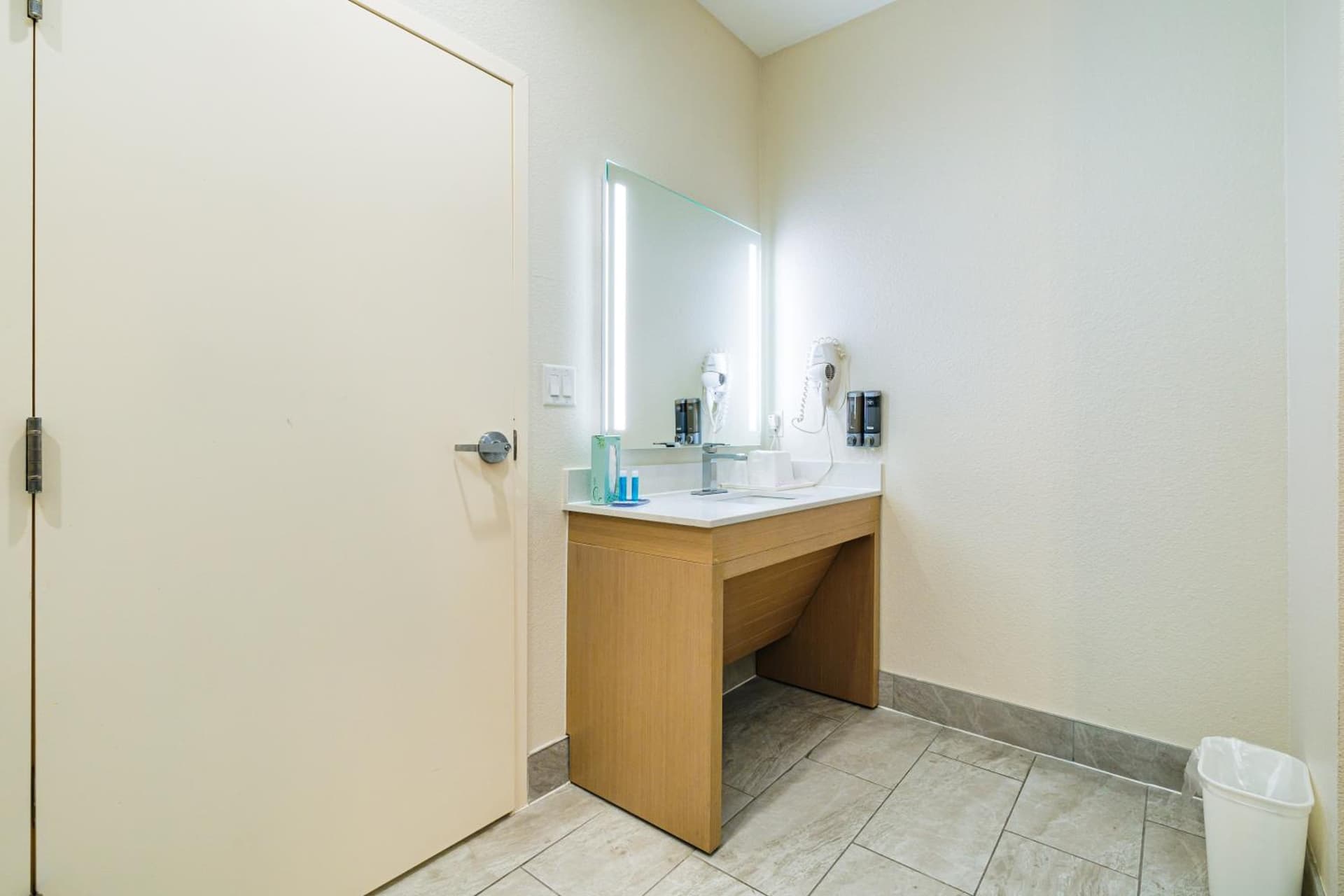 Palace Inn IAH Houston Bush Intercontinental Airport property views in Humble, TX — gallery photo 3