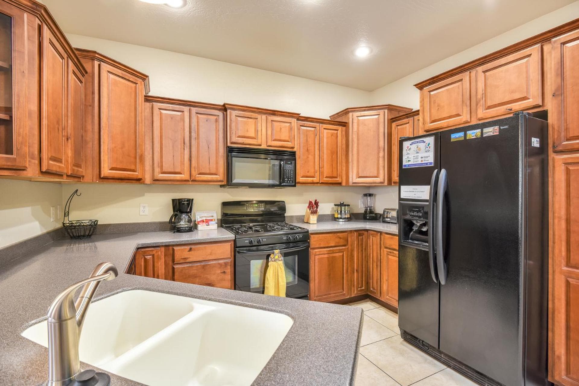 Flagstaff Retreat 3BR Townhome with Jetted Tub property views in Flagstaff, AZ — gallery photo 3
