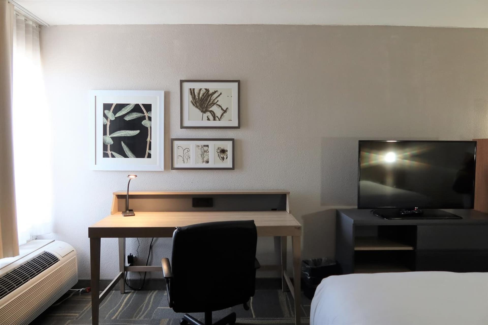 GreenTree Inn & Suites Phoenix Sky Harbor gallery photo in Phoenix, AZ — image 28