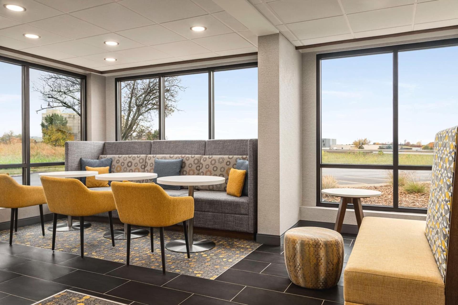 Hampton Inn Kansas City - Airport interior in Kansas City, KS — gallery photo 2