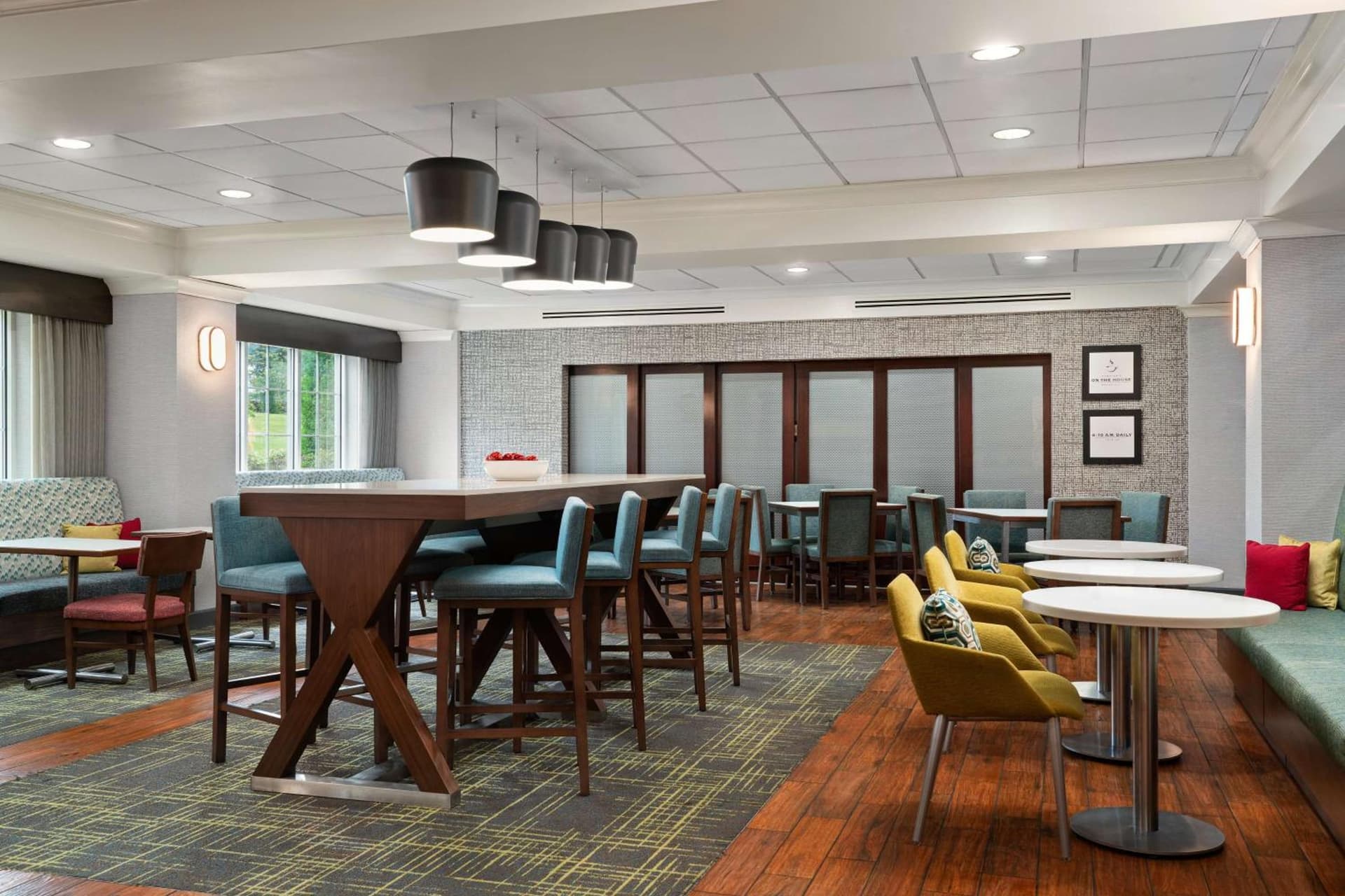 Hampton Inn South Kingstown - Newport Area interior in South Kingstown, RI — gallery photo 2