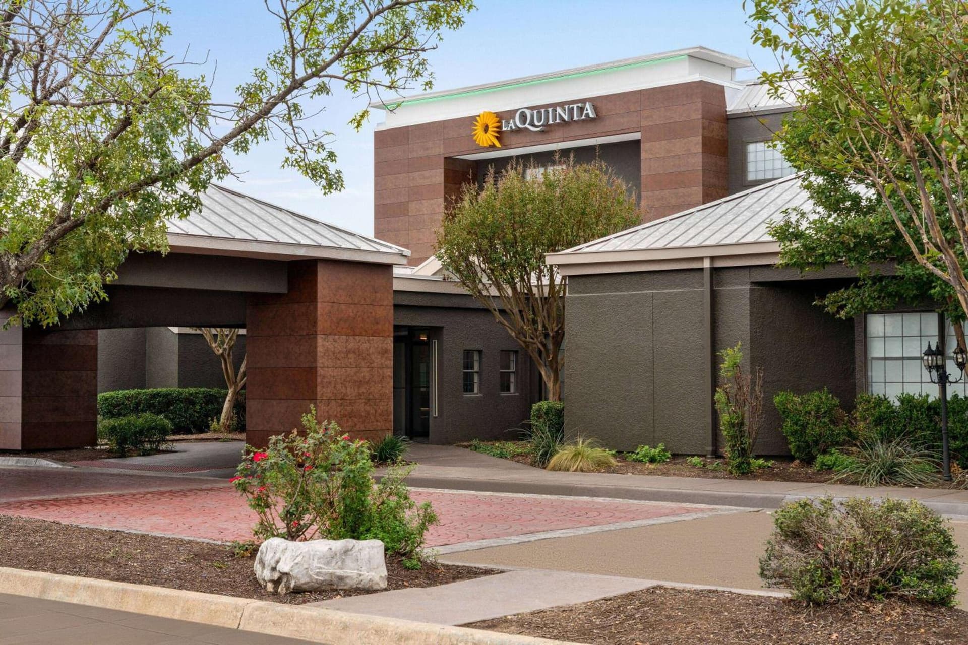 La Quinta by Wyndham Round Rock North featured exterior or lobby in Round Rock, TX — similar hotel