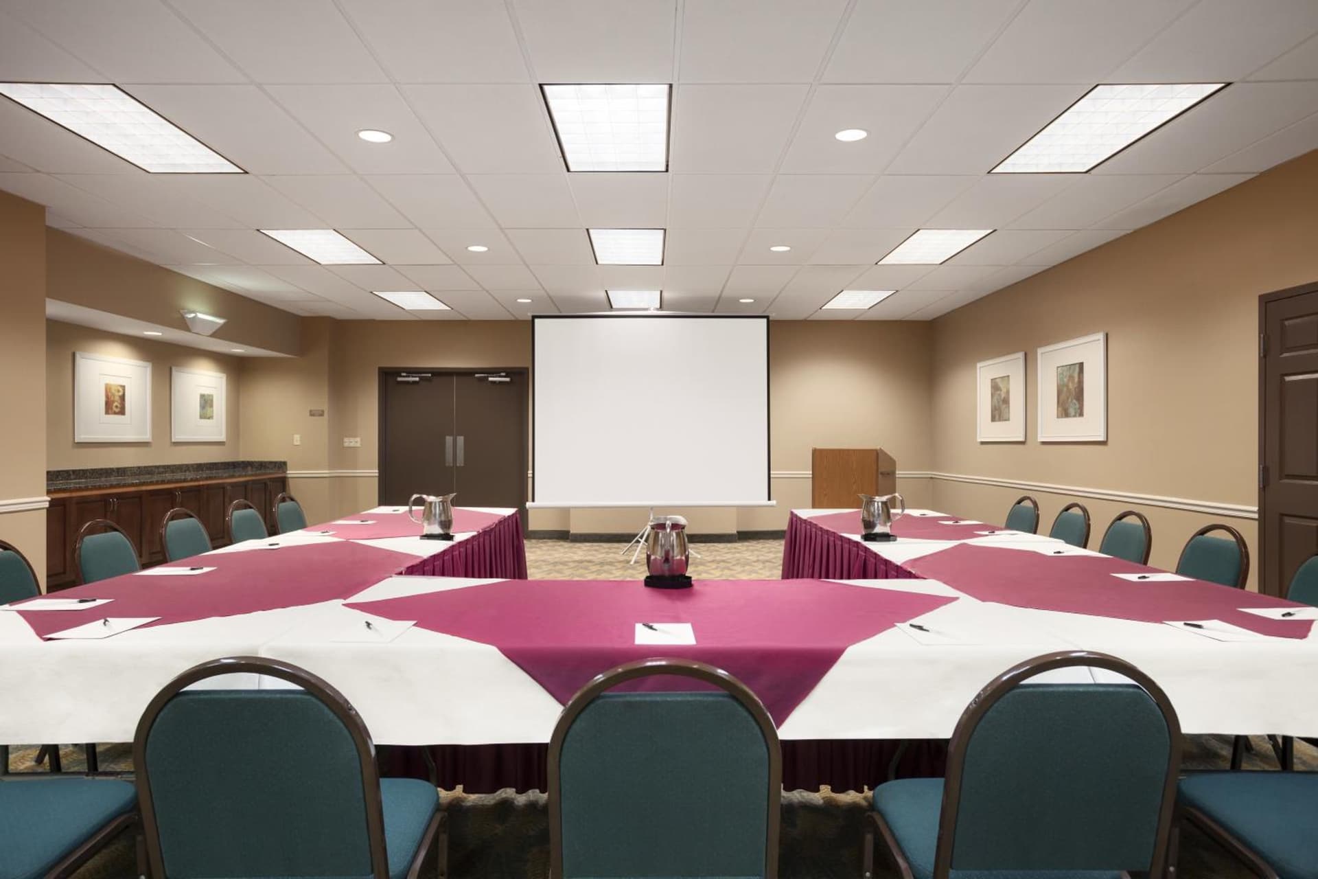 Country Inn & Suites by Radisson, Virginia Beach Oceanfront gallery photo in Virginia Beach, VA — image 9