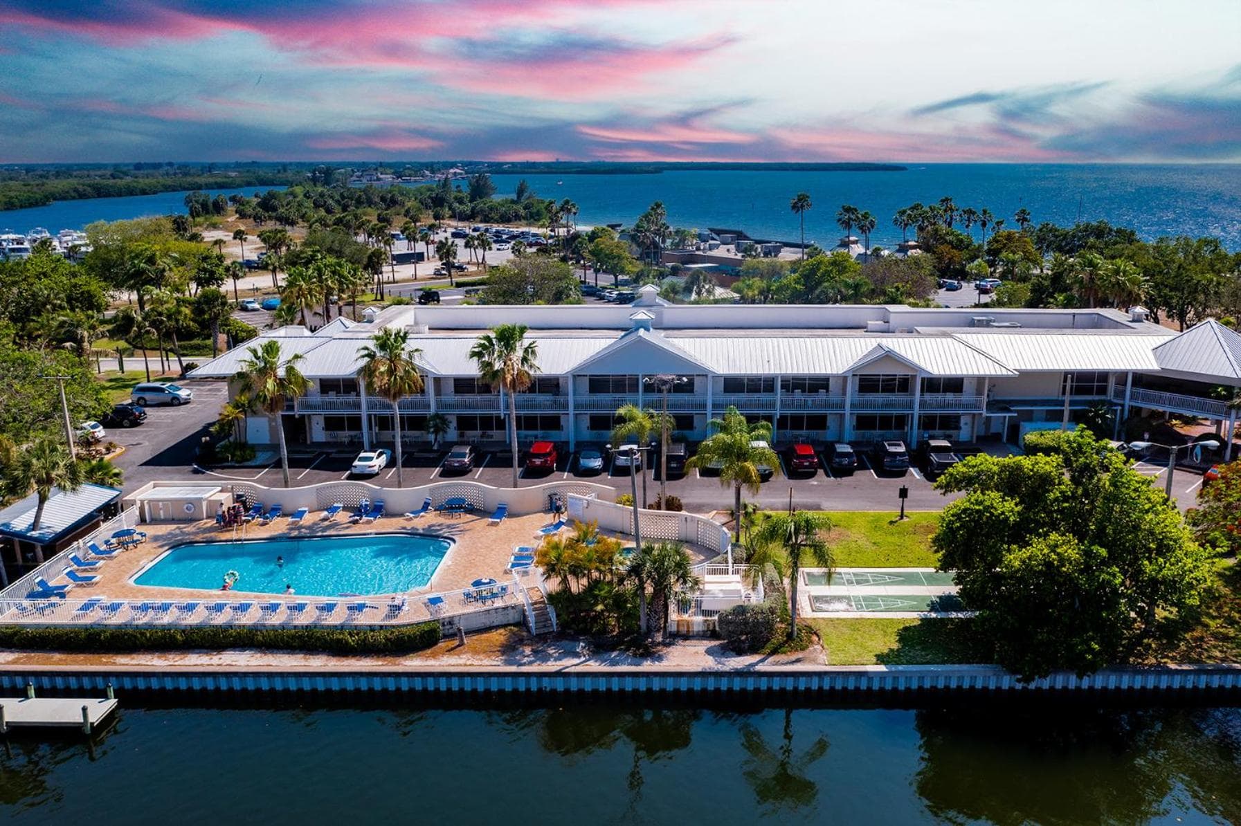 TAMPA BAY, BEACH step away, WIFI, FREE PARKING,POOLS, JACUZZI gallery photo in Ruskin, FL — image 102