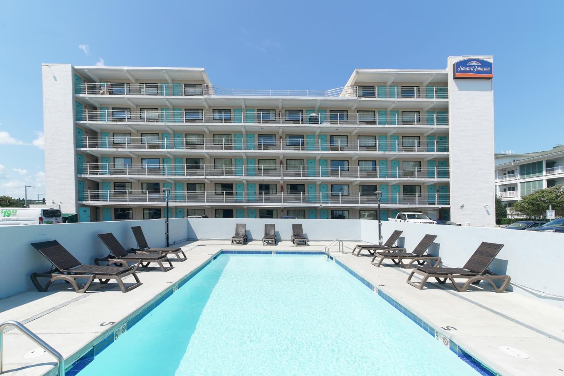 Howard Johnson by Wyndham Virginia Beach At The Beach interior in Virginia Beach, VA — gallery photo 2