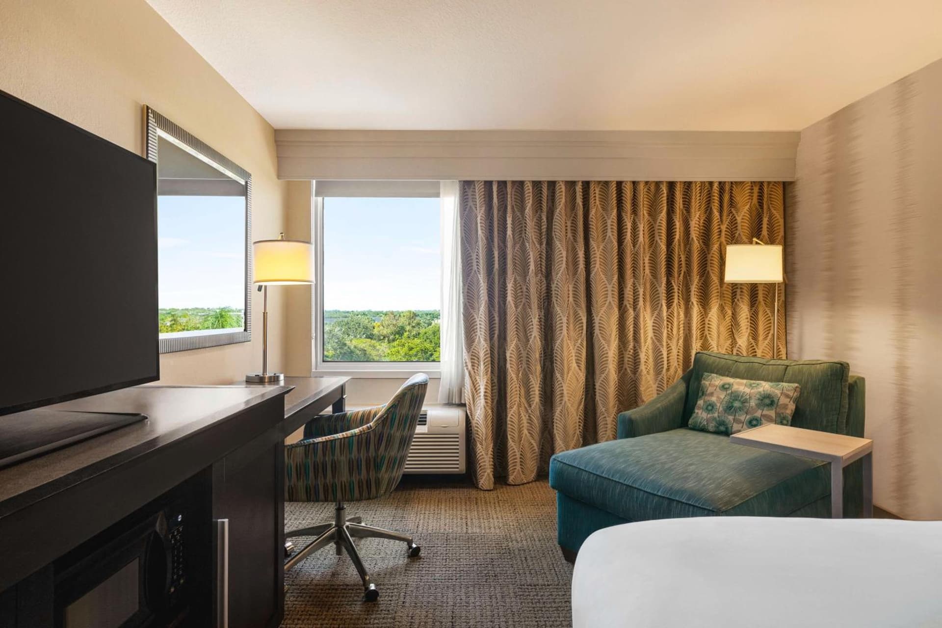 Hampton Inn Pembroke Pines interior in Pembroke Pines, FL — gallery photo 2