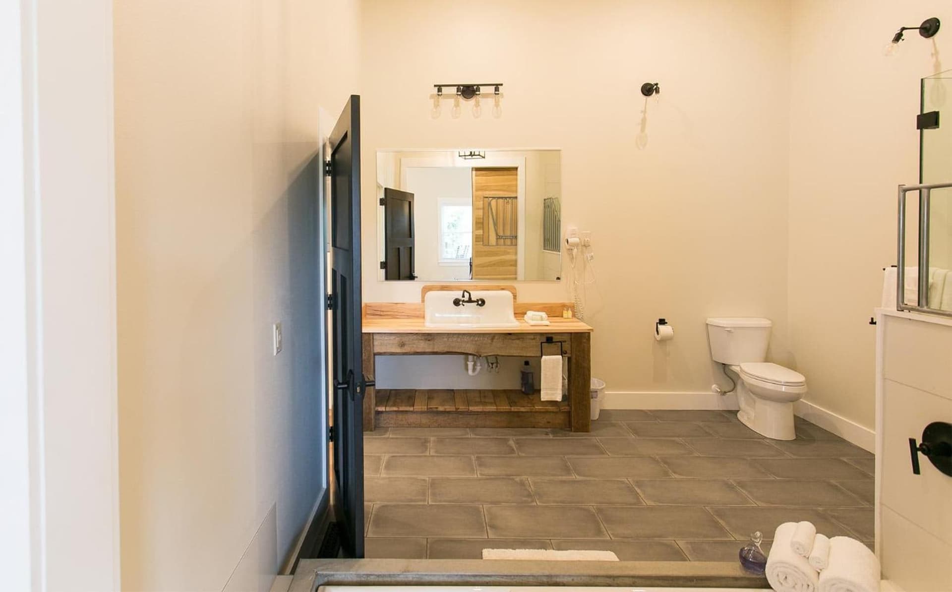 Farmhouse Suites by Amish Country Lodging gallery photo in Millersburg, OH — image 13