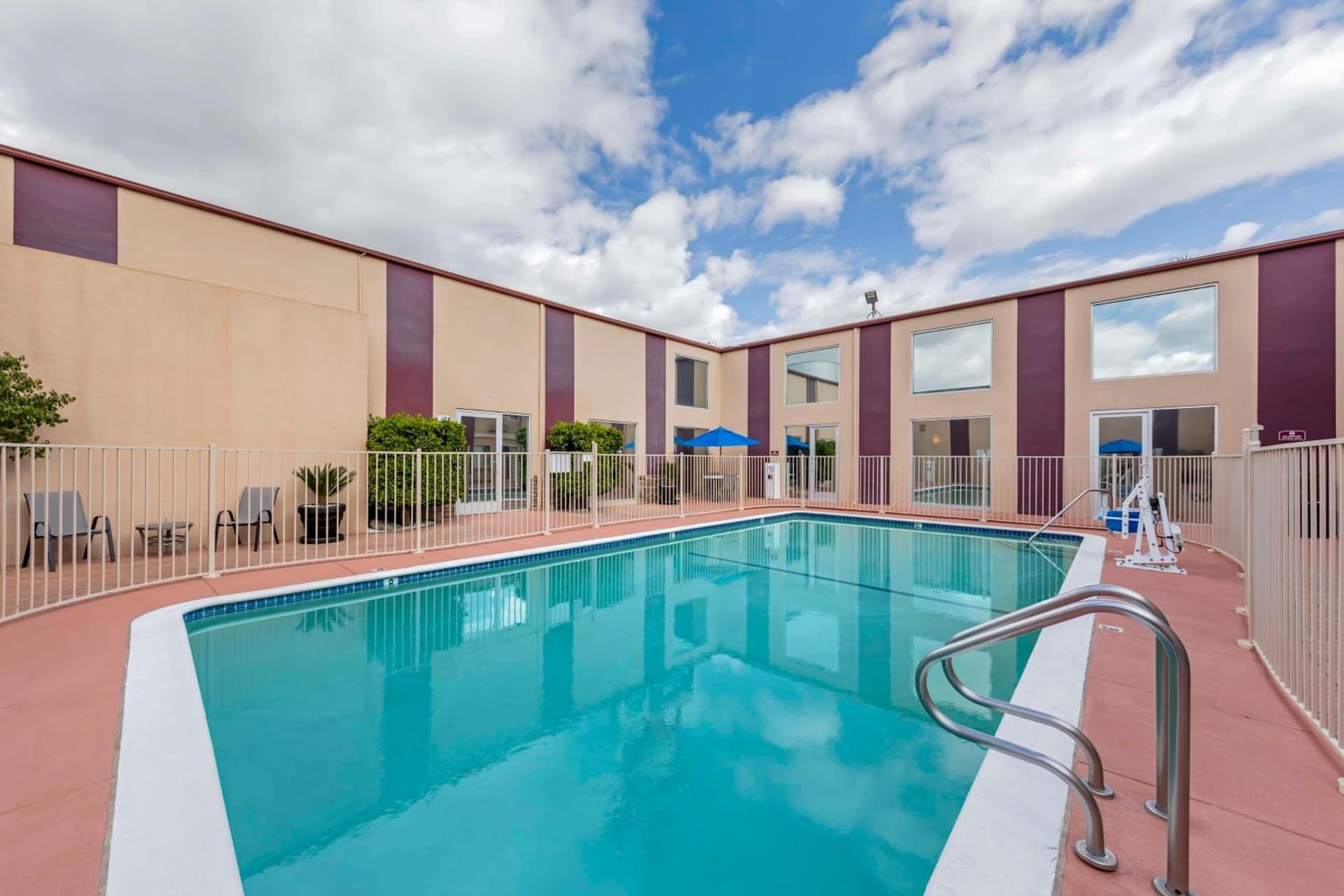 Best Western Canoga Park Motor Inn property views in Canoga Park, CA — gallery photo 3
