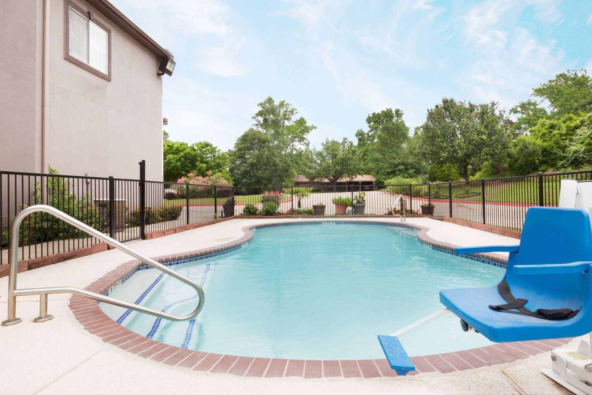 Super 8 by Wyndham Huntsville property views in Huntsville, TX — gallery photo 3
