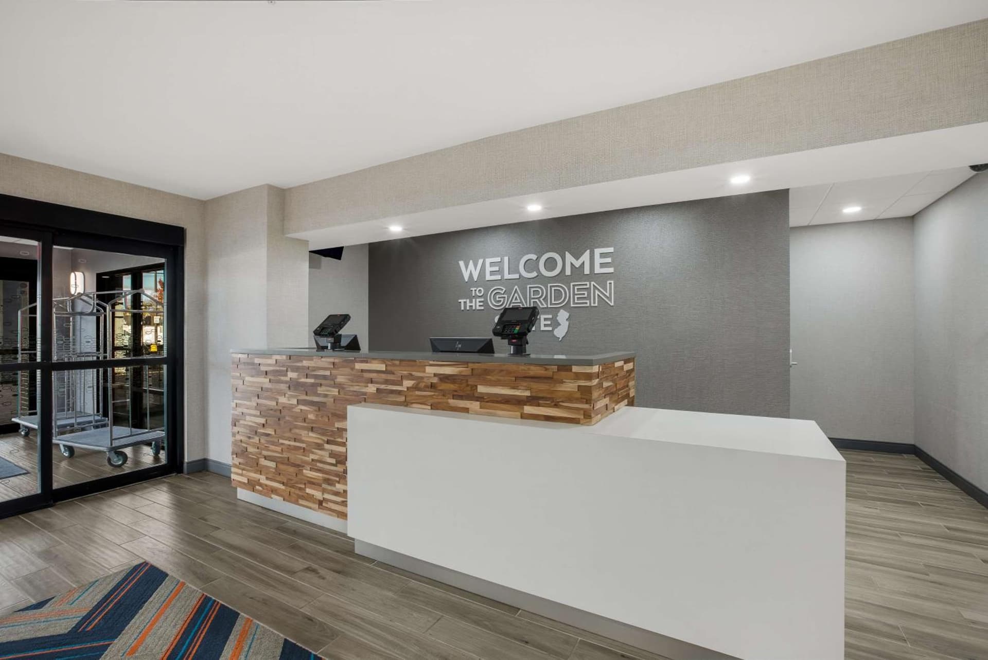 Hampton Inn Linden interior in Linden, NJ — gallery photo 2