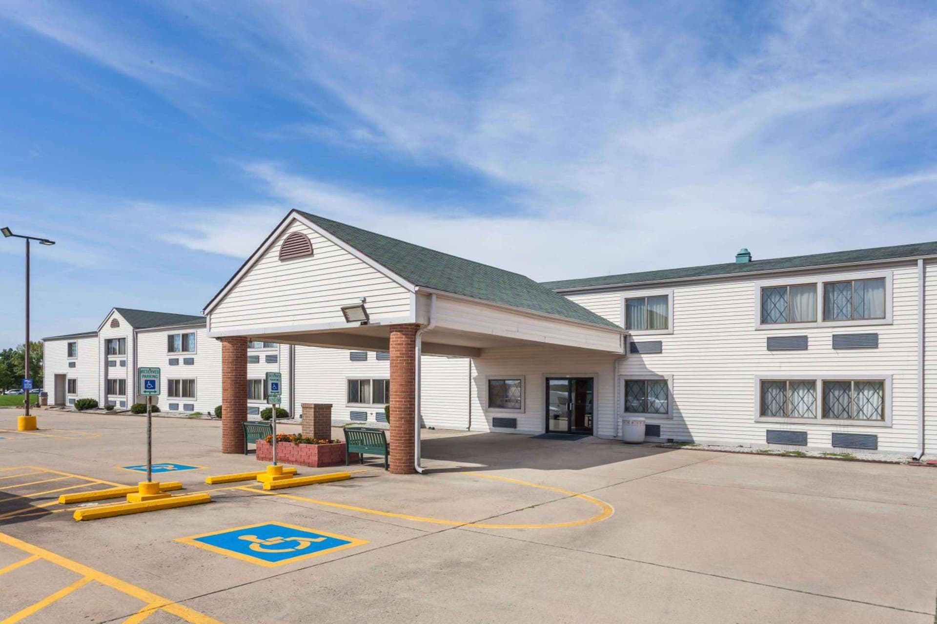 Baymont by Wyndham Decatur interior in Decatur, IL — gallery photo 2