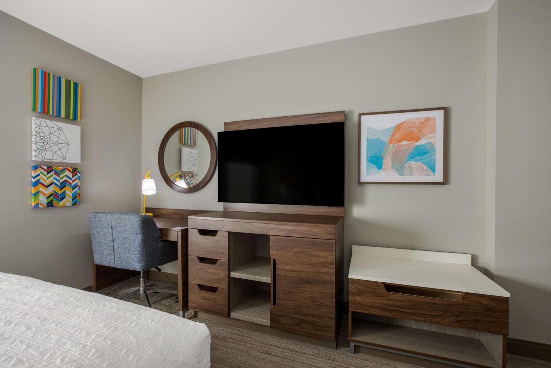 Hampton Inn Linden interior in Linden, NJ — gallery photo 2