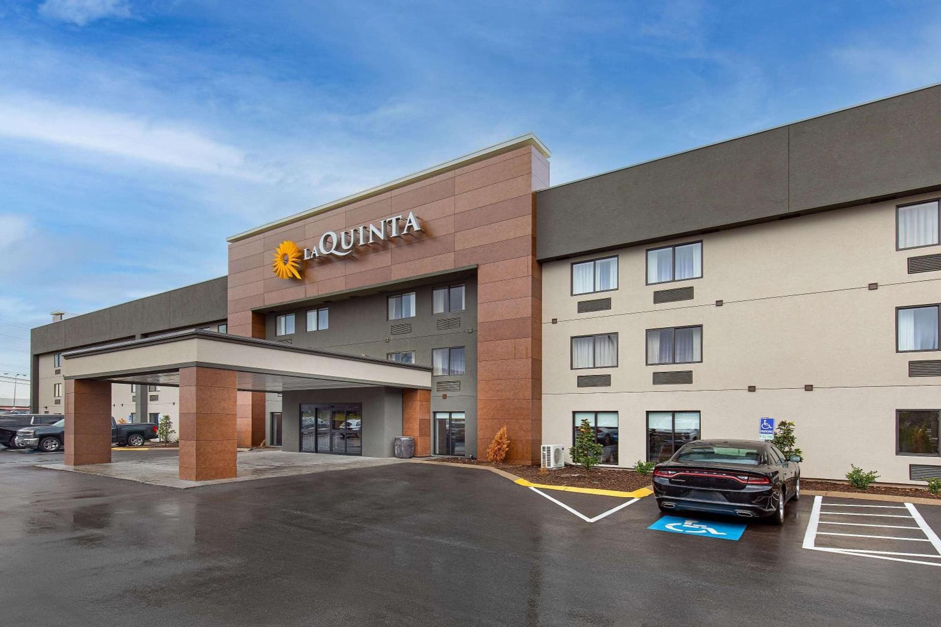 La Quinta by Wyndham Nashville Airport interior in Nashville, TN — gallery photo 2