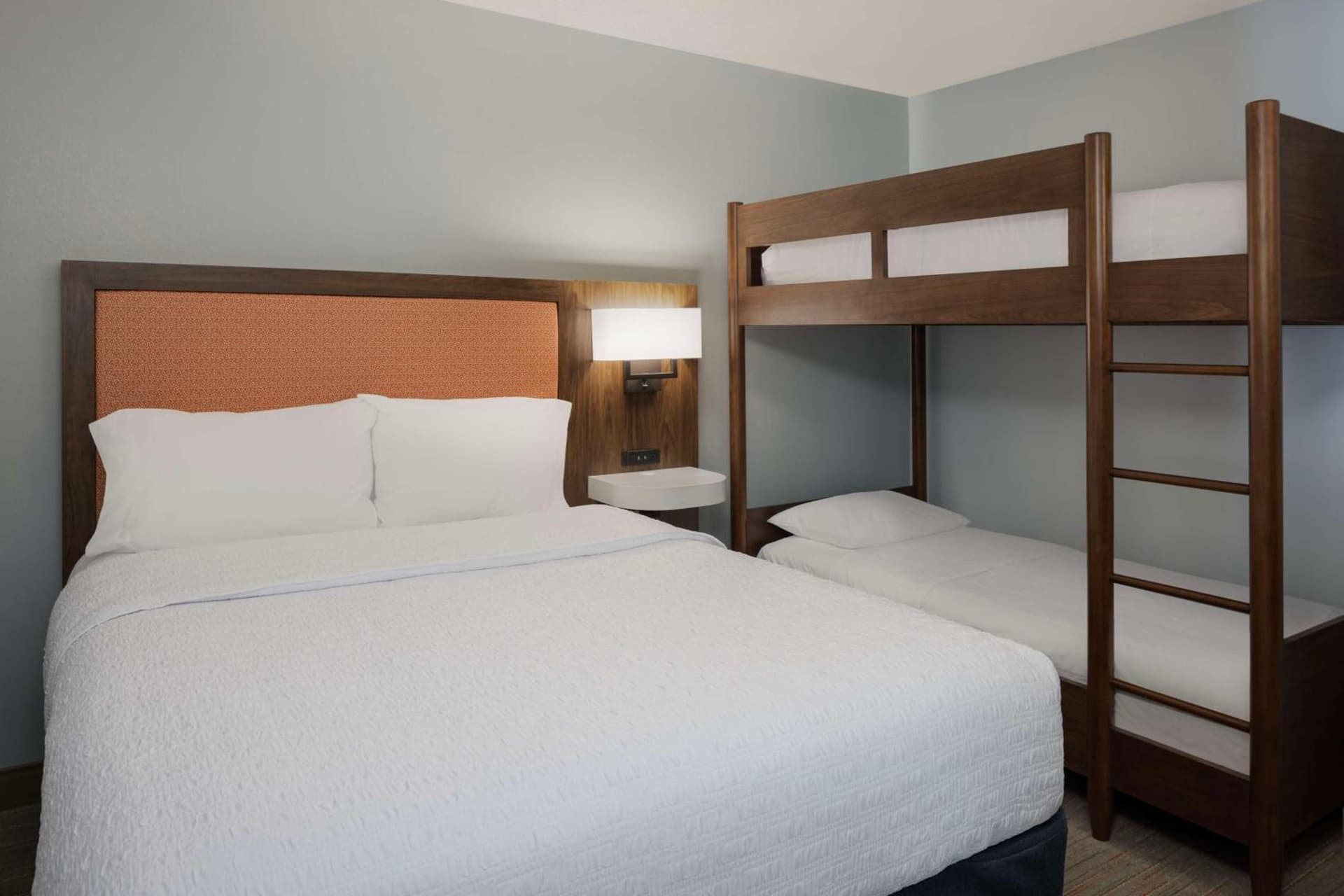 Hampton Inn & Suites Myrtle Beach Oceanfront gallery photo in Myrtle Beach, SC — image 15