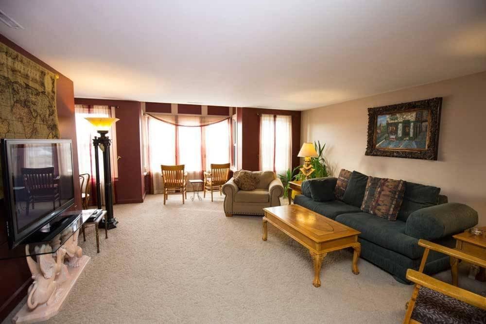 Dodici Night Suites interior in Washington, IA — gallery photo 2