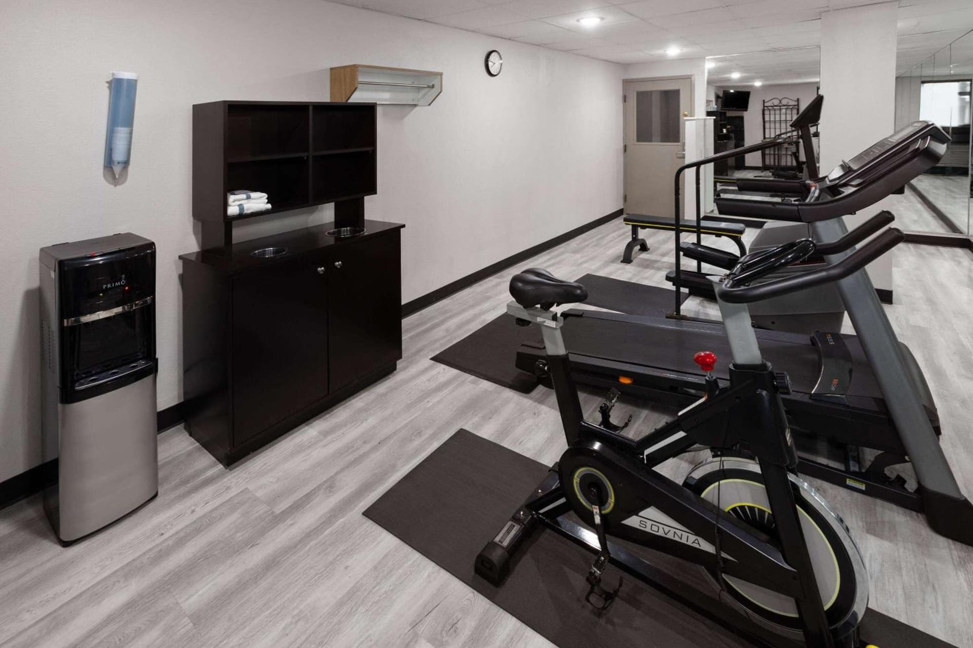Days Inn & Suites by Wyndham Northwest Indianapolis gallery photo in Indianapolis, IN — image 10