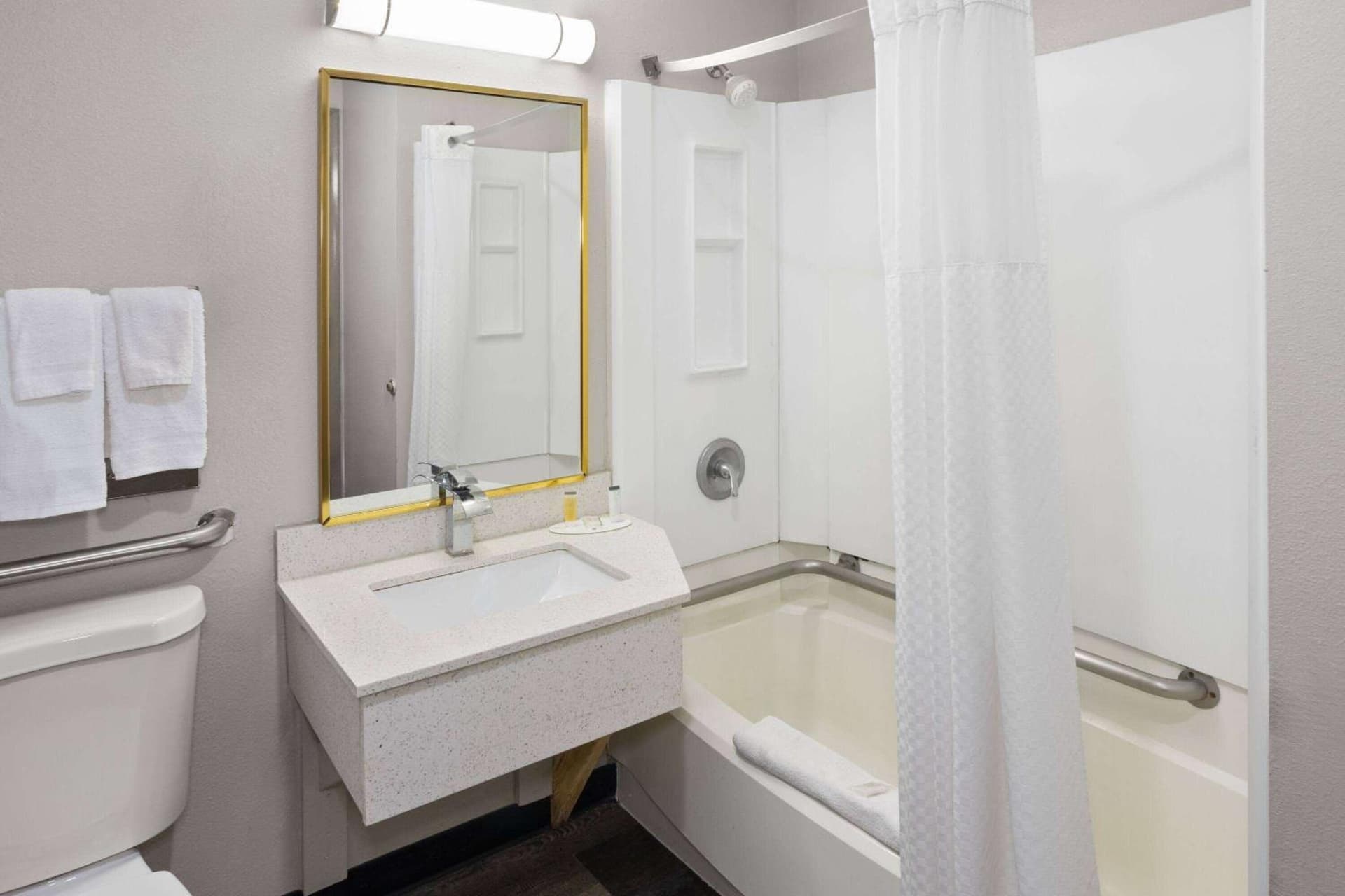 Days Inn & Suites by Wyndham Northwest Indianapolis gallery photo in Indianapolis, IN — image 11