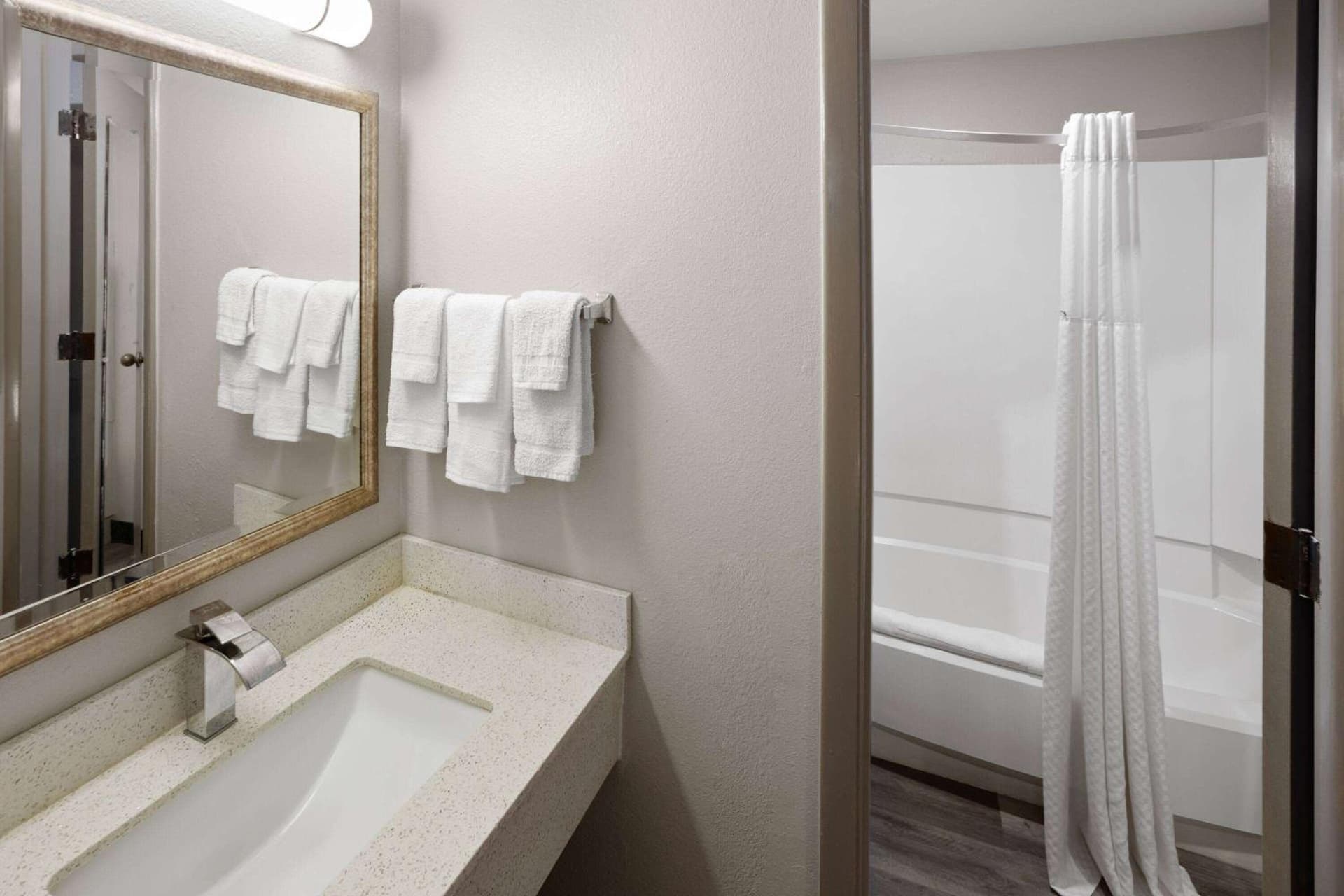 Days Inn & Suites by Wyndham Northwest Indianapolis gallery photo in Indianapolis, IN — image 27