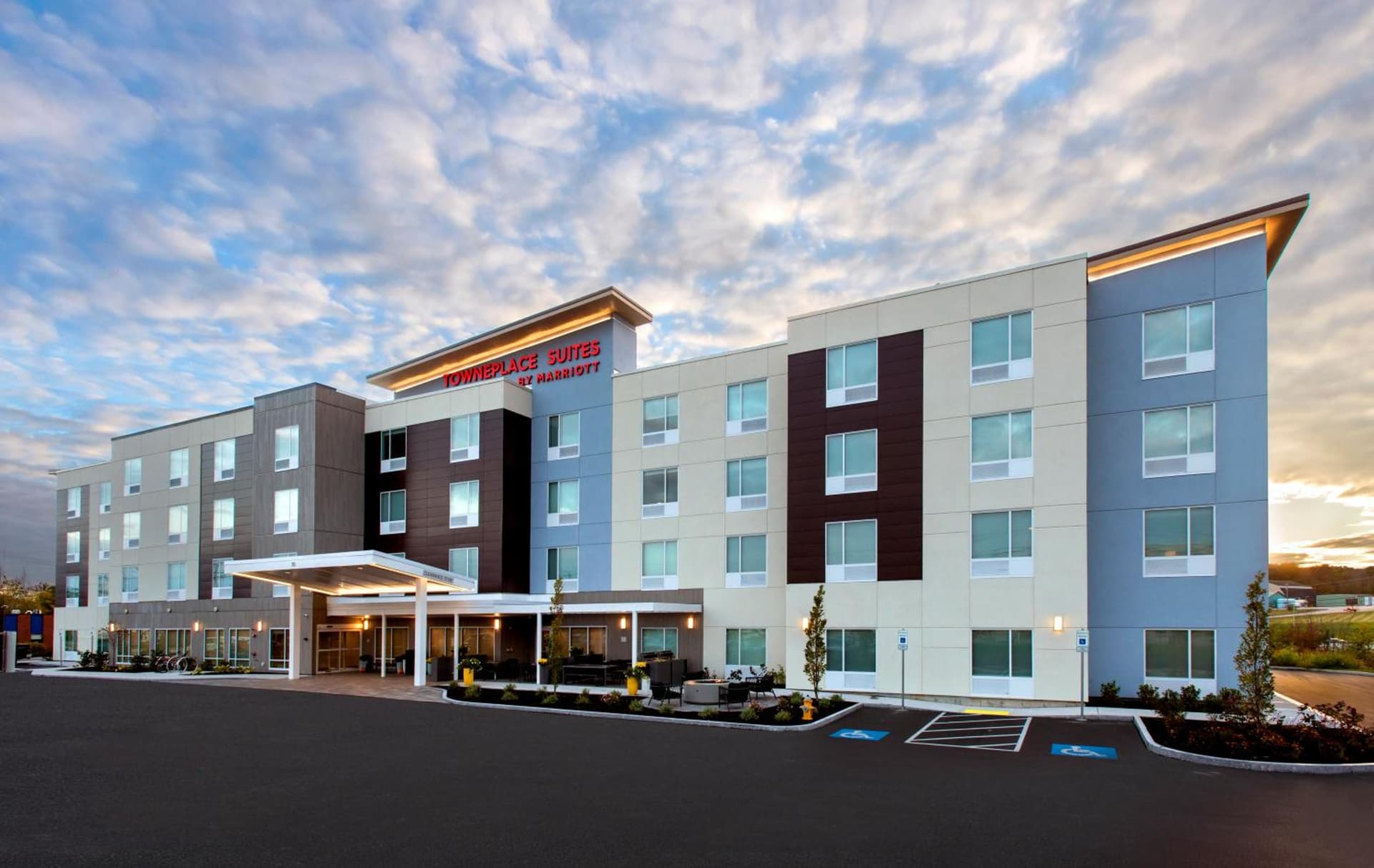 TownePlace Suites Portland Airport ME interior in South Portland, ME — gallery photo 2