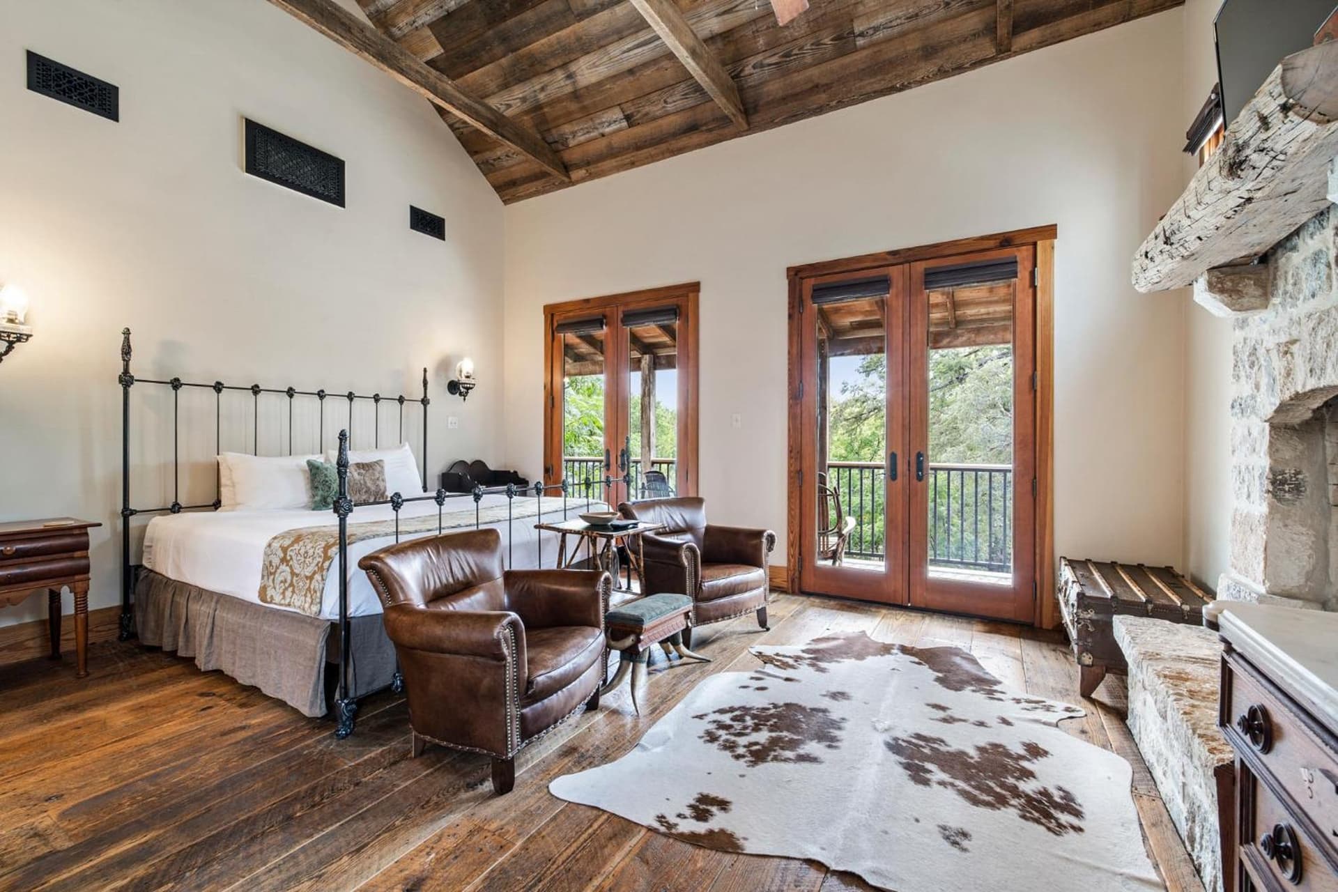 Blacksmith Quarters on Barons Creek interior in Fredericksburg, TX — gallery photo 2