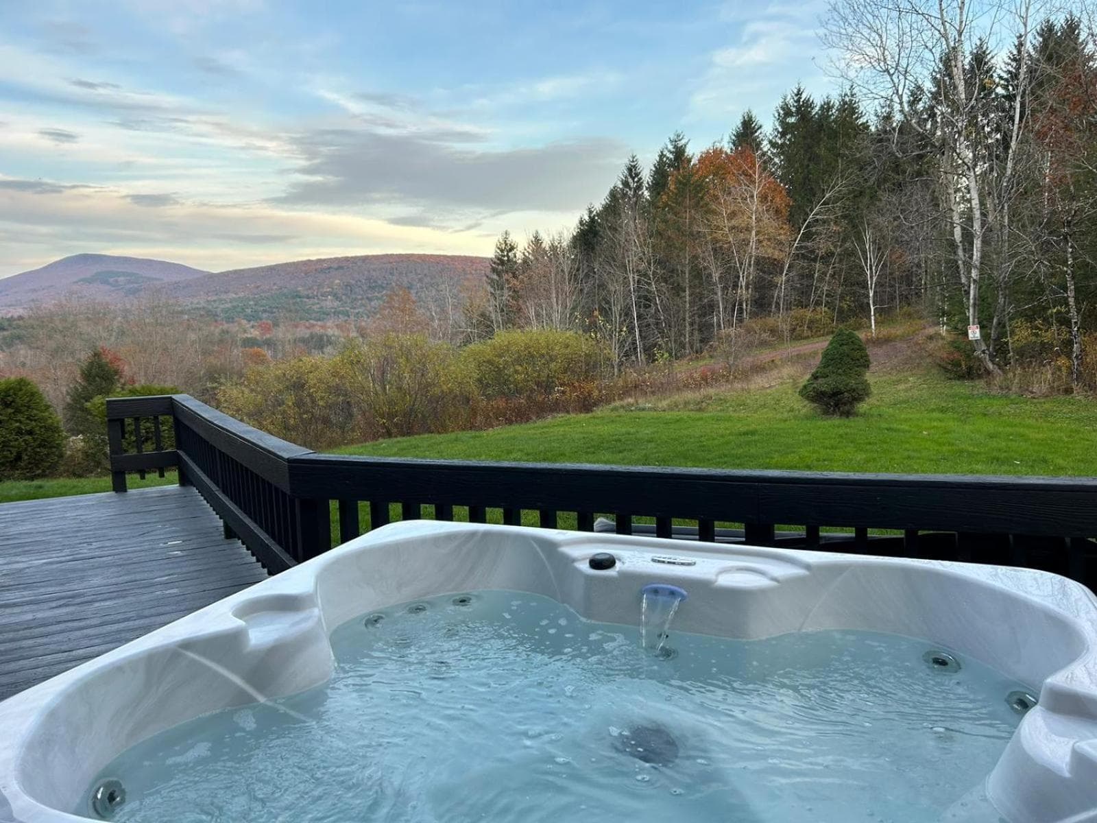 The Haüs Windham - Spacious Suites, Hot Tub, Mountain Views! gallery photo in Windham — image 46