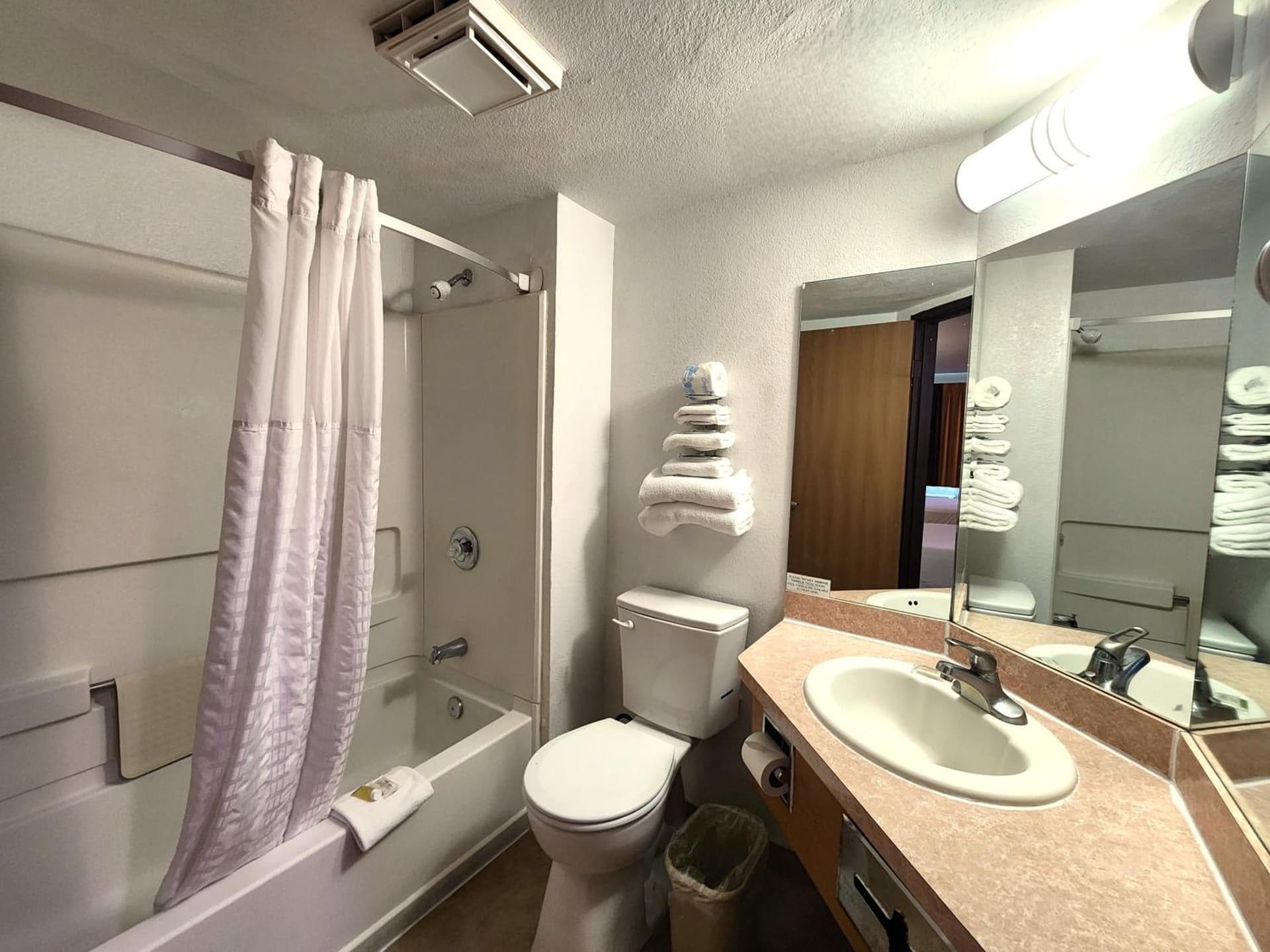 Super 8 by Wyndham Austin North/University Area gallery photo in Austin, TX — image 34