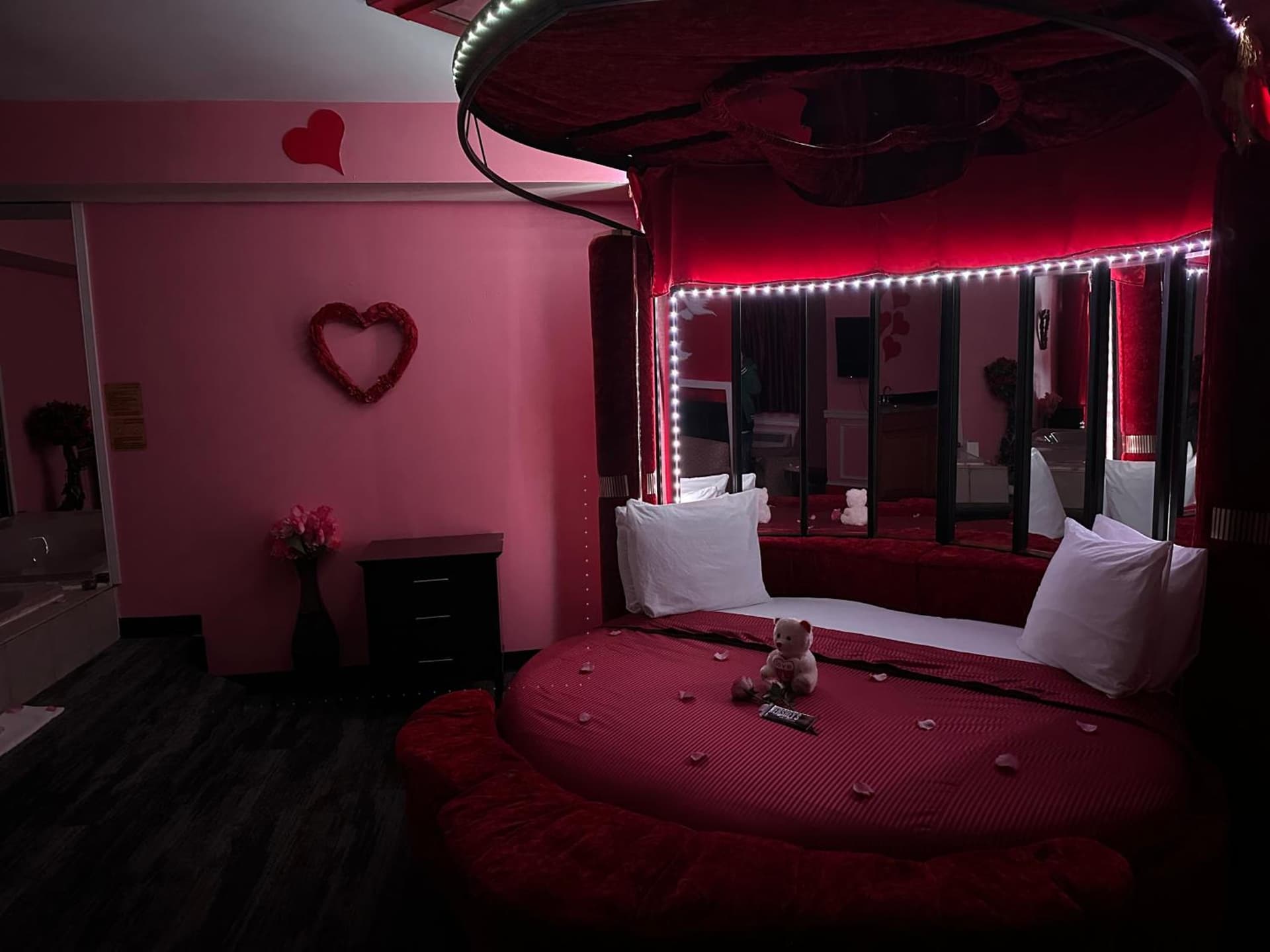 Inn of the Dove Harrisburg-Hershey Romantic Suites gallery photo in Harrisburg, PA — image 240