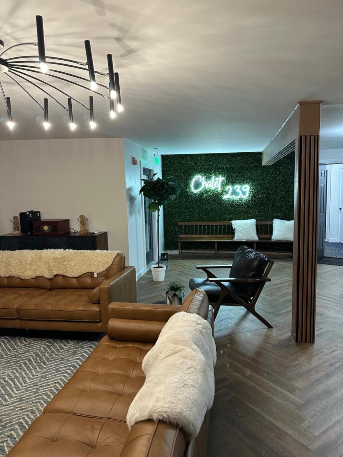 Chalet 239-Boutique Hotel interior in West Dover — gallery photo 2
