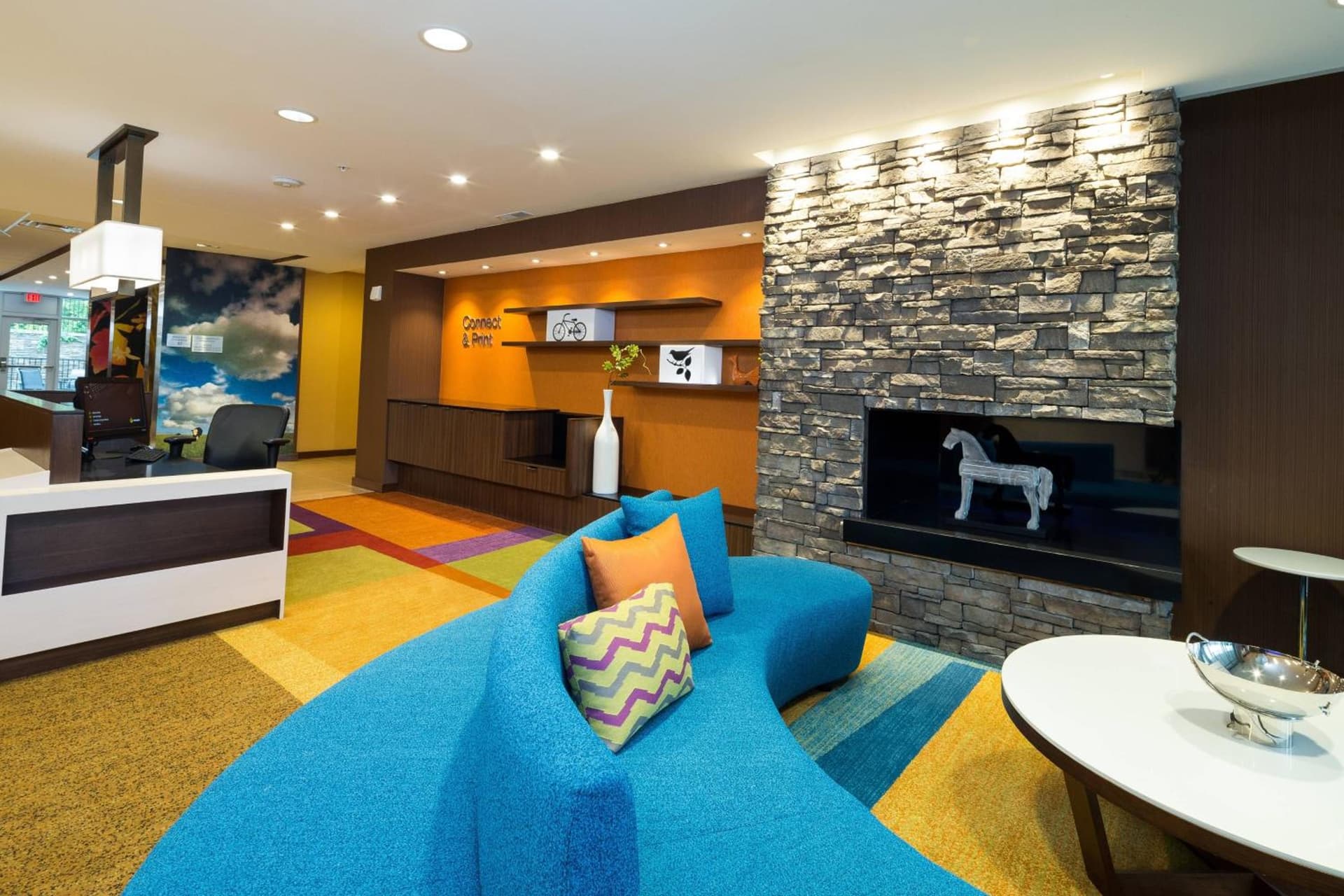 Fairfield Inn & Suites by Marriott Detroit Chesterfield interior in Chesterfield — gallery photo 2
