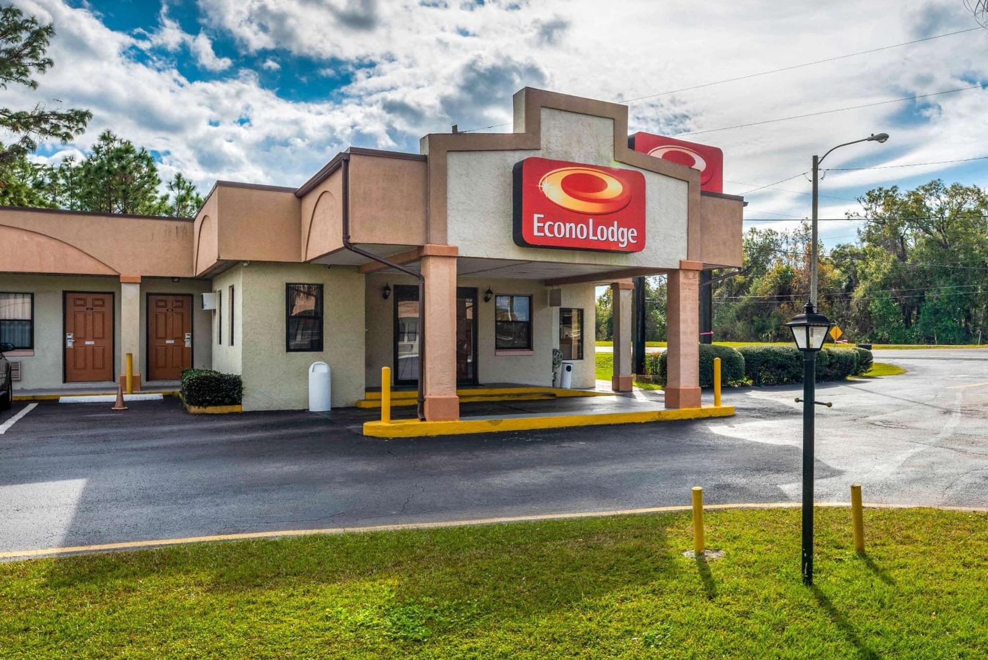 Econo Lodge Crystal River exterior or lobby in Crystal River, FL — main listing photo