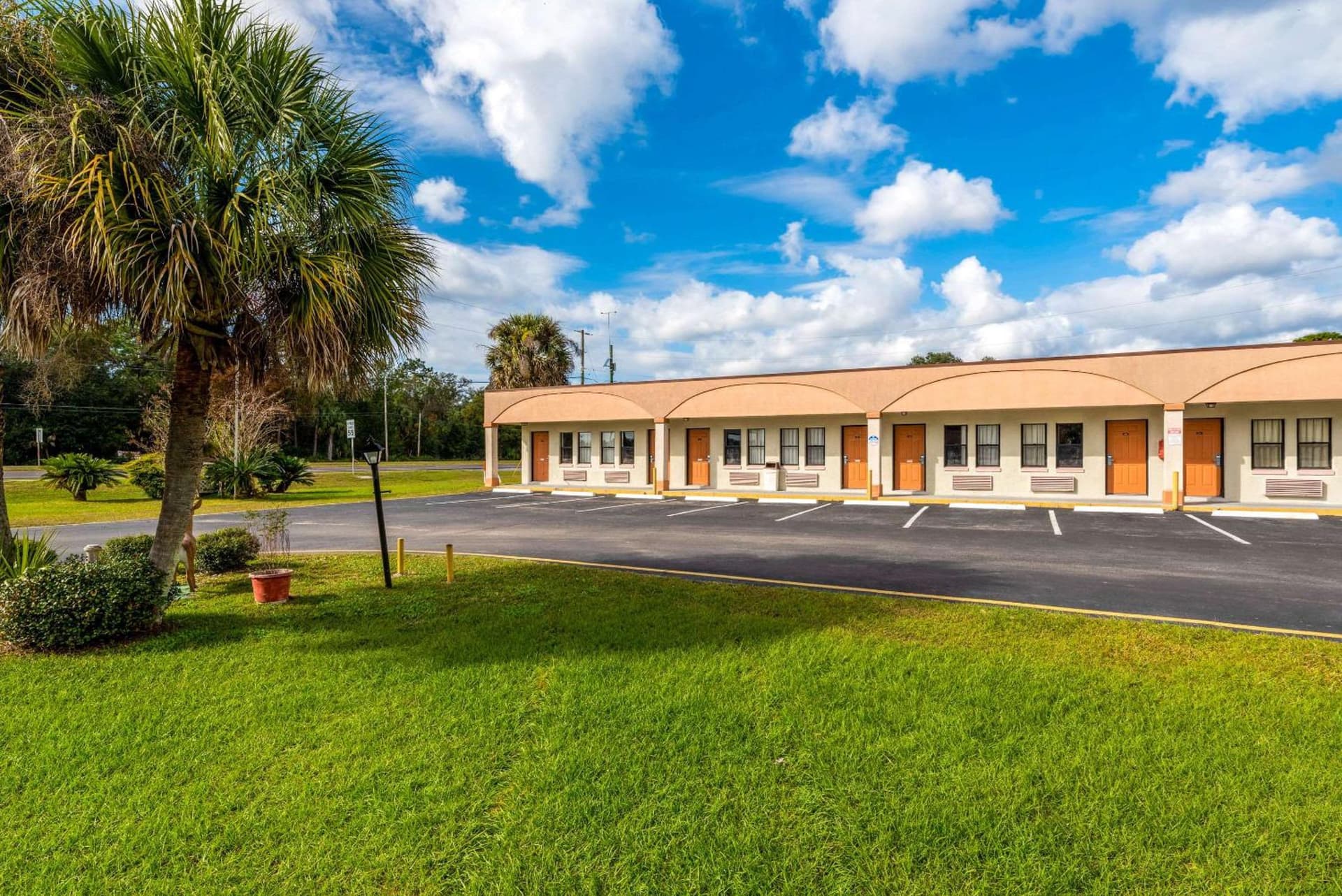 Econo Lodge Crystal River gallery photo in Crystal River, FL — image 49