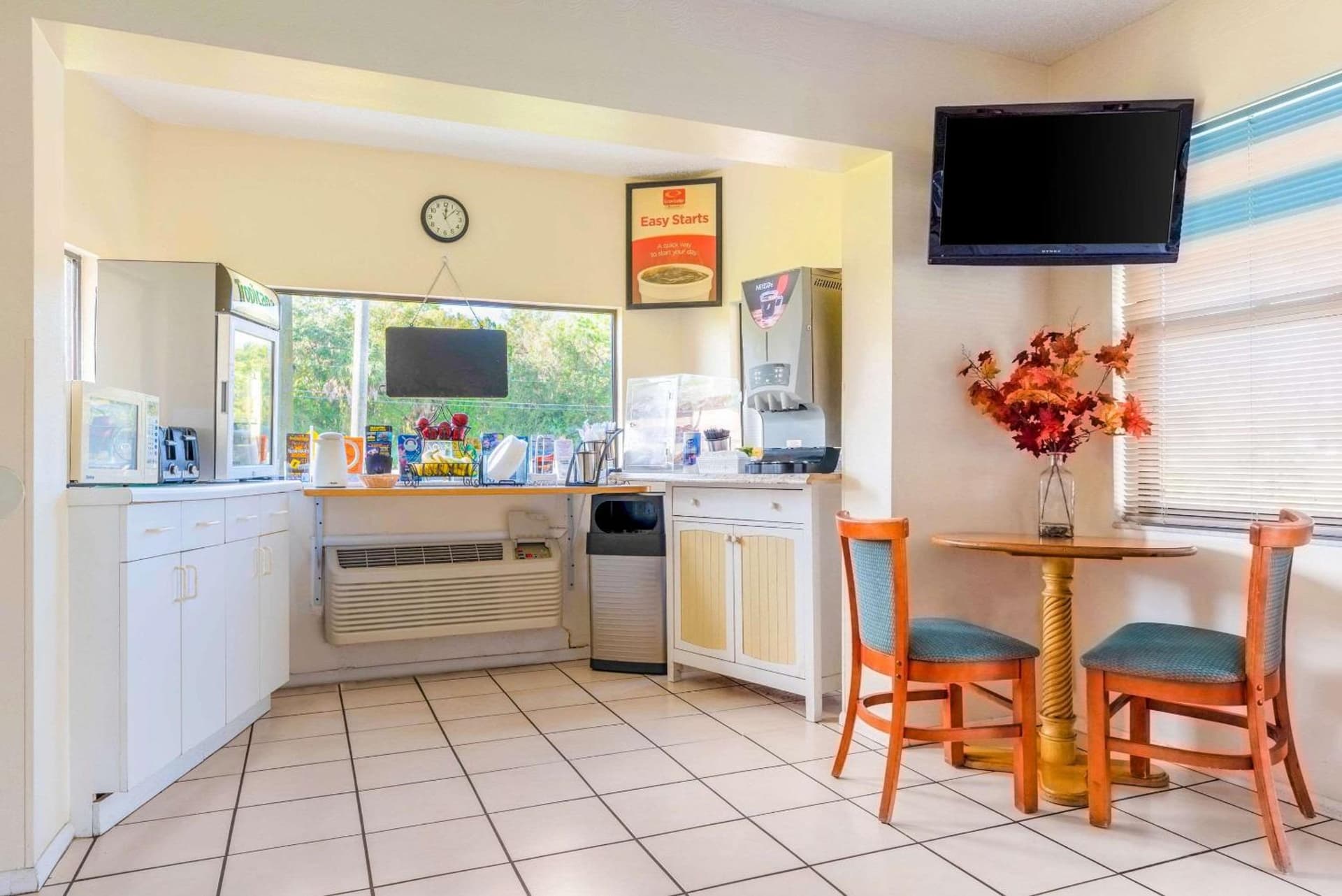 Econo Lodge Crystal River interior in Crystal River, FL — gallery photo 2