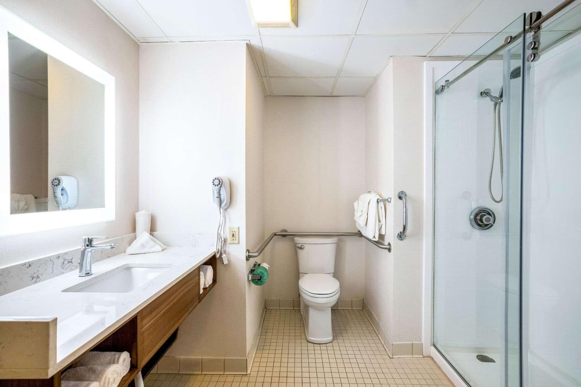 Quality Suites Lansing West gallery photo in Lansing, MI — image 33