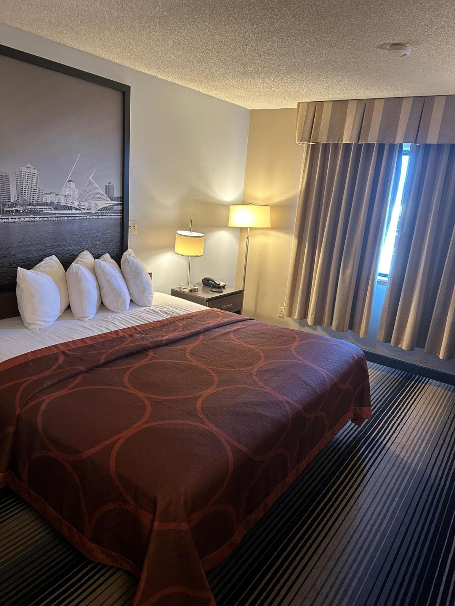 Super 8 by Wyndham Milwaukee Airport gallery photo in Milwaukee, WI — image 31