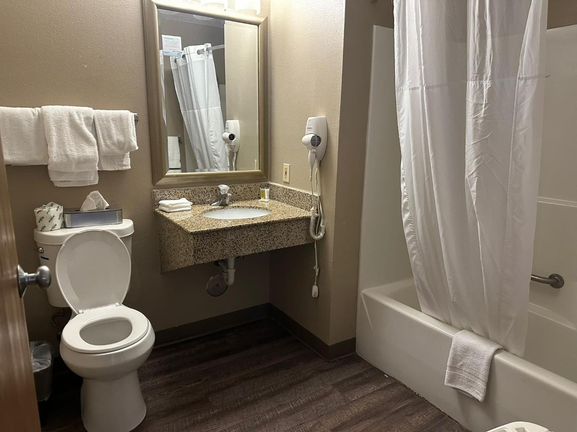 Super 8 by Wyndham Milwaukee Airport gallery photo in Milwaukee, WI — image 29
