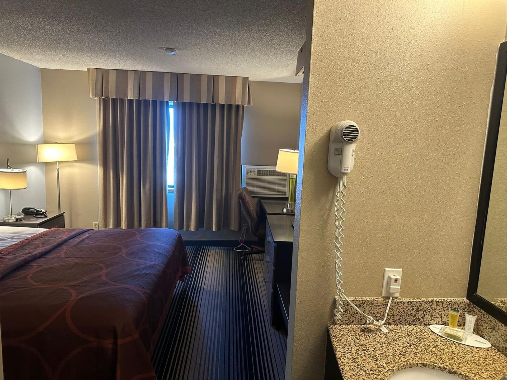 Super 8 by Wyndham Milwaukee Airport gallery photo in Milwaukee, WI — image 17