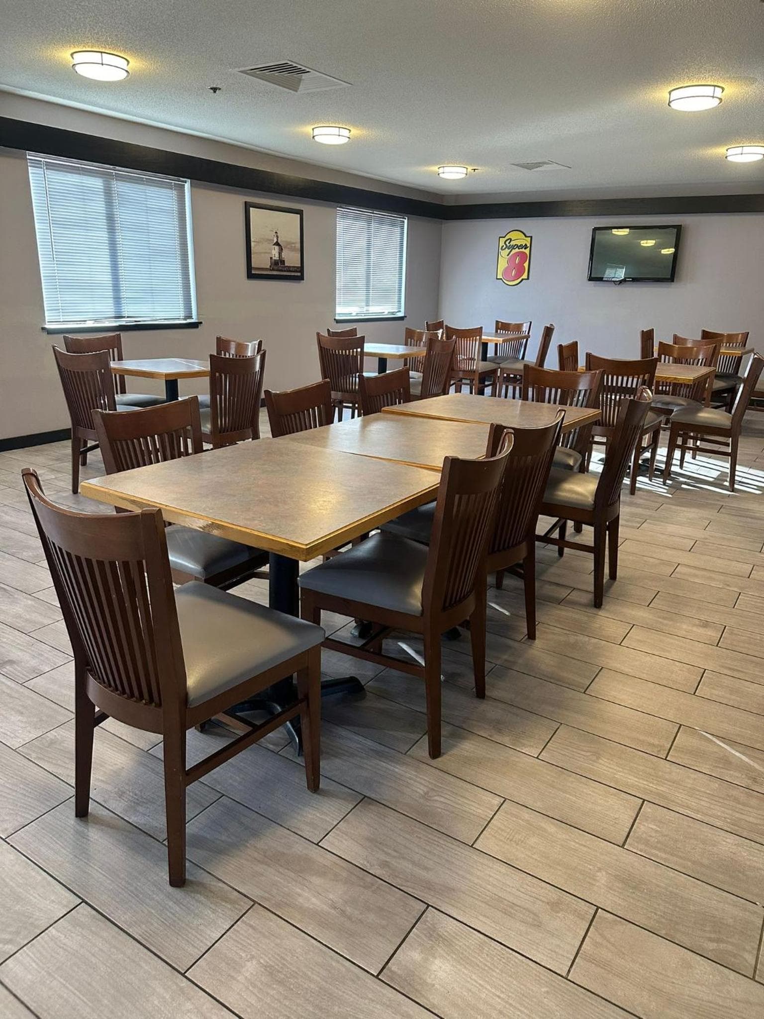 Super 8 by Wyndham Milwaukee Airport interior in Milwaukee, WI — gallery photo 2