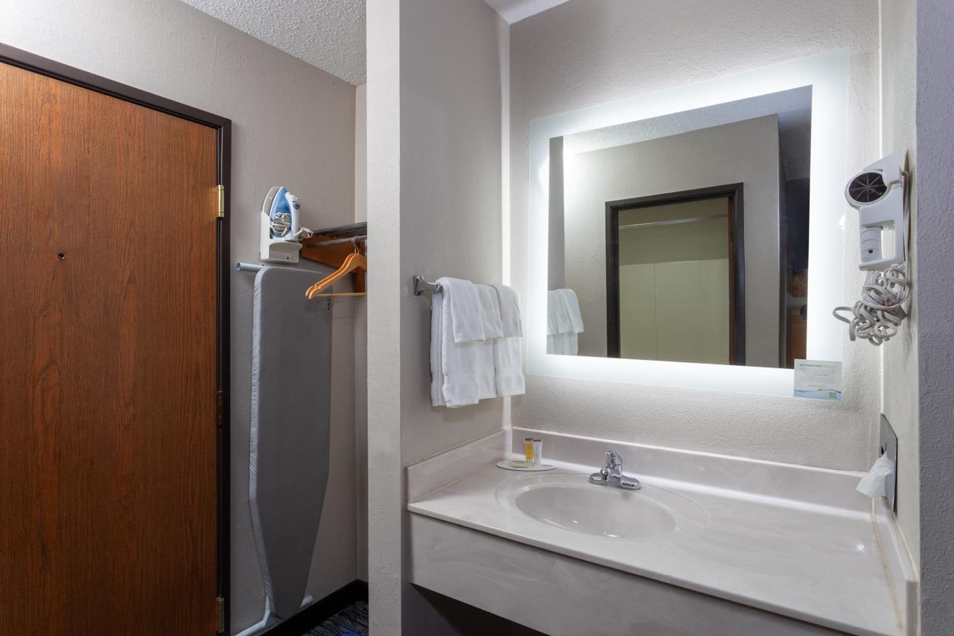 Days Inn by Wyndham Wooster gallery photo in Wooster, OH — image 17