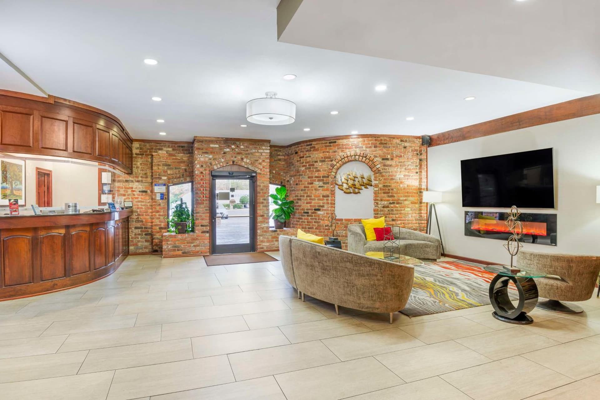 Best Western PLUS Governor's Inn Richmond interior in Midlothian, VA — gallery photo 2