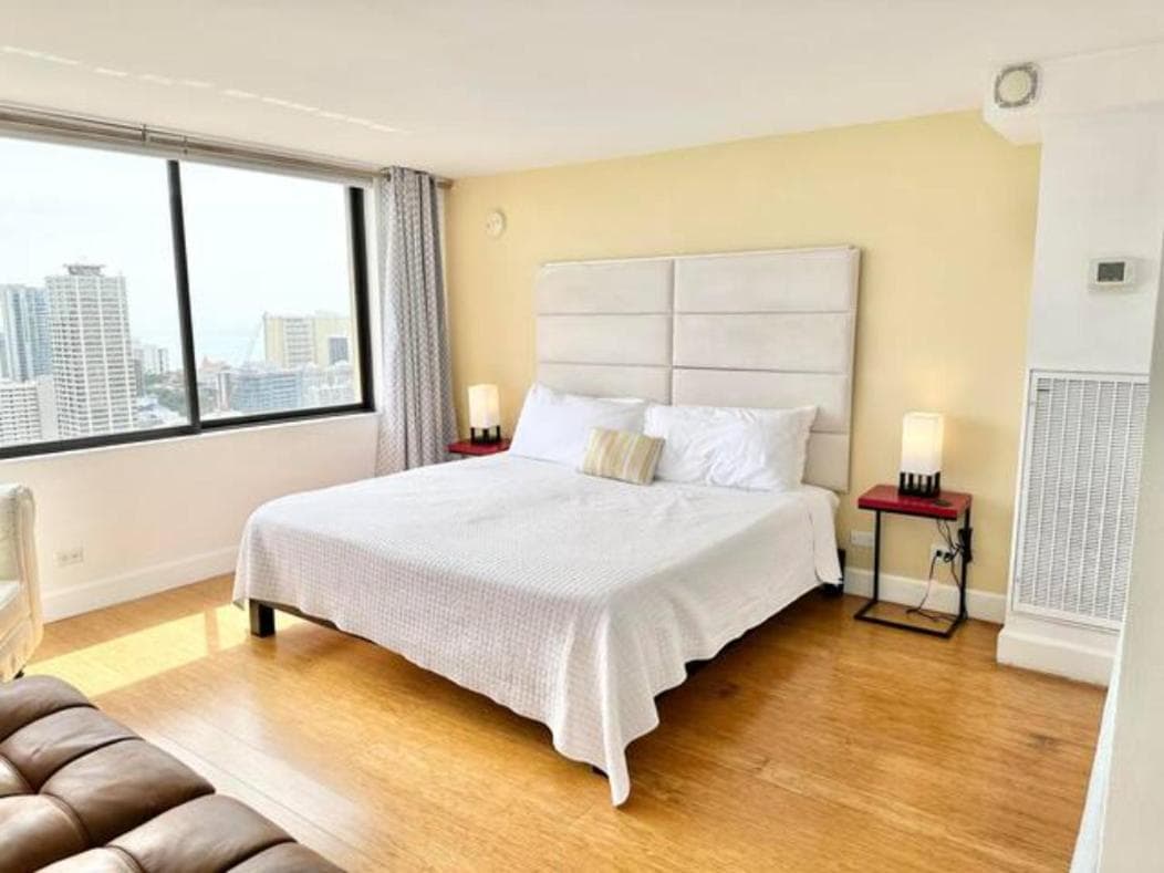 Waikiki Ocean View Penthouse 2/2 bdr/bath interior in Honolulu, HI — gallery photo 2