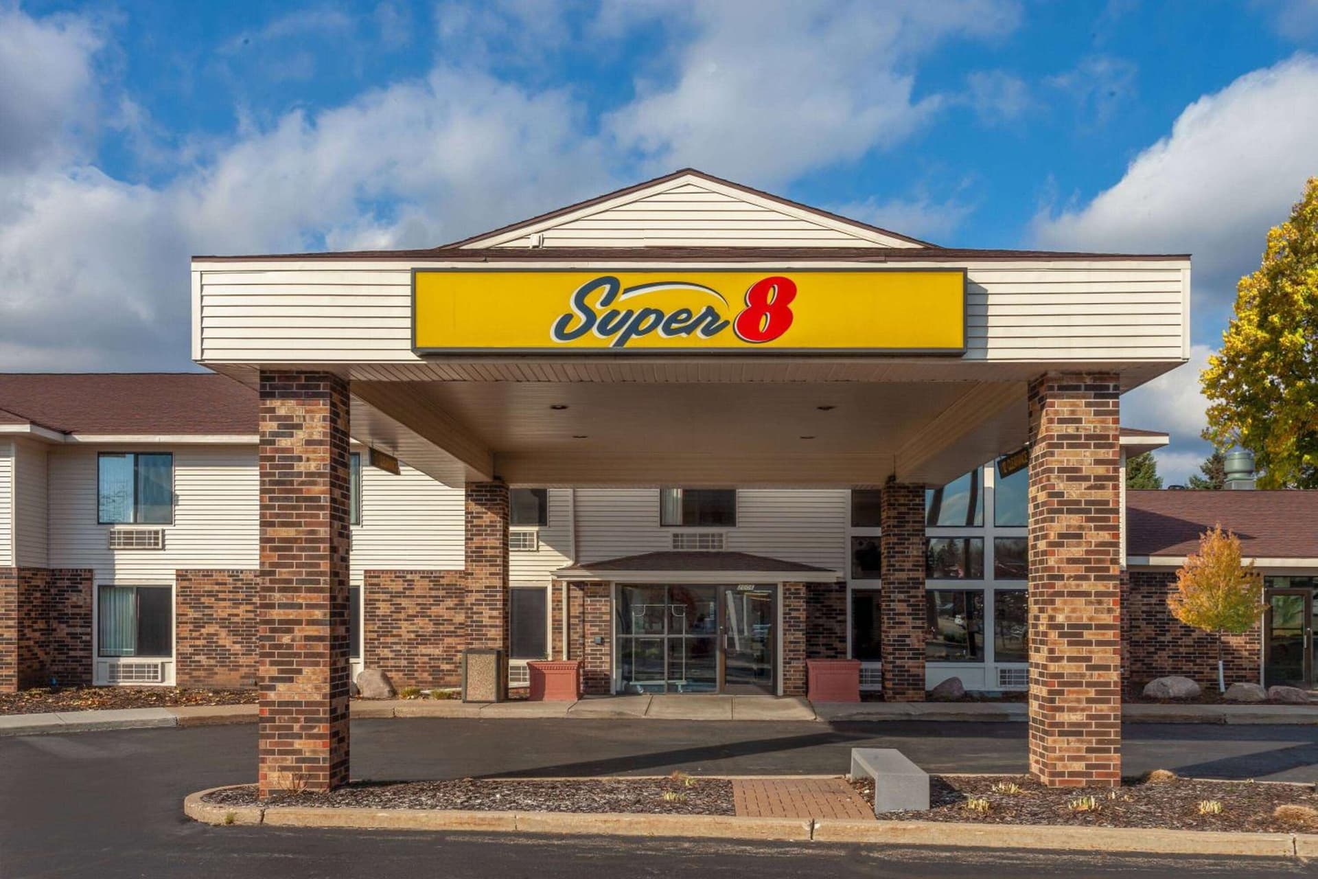 Super 8 by Wyndham Wausau interior in Wausau, WI — gallery photo 2