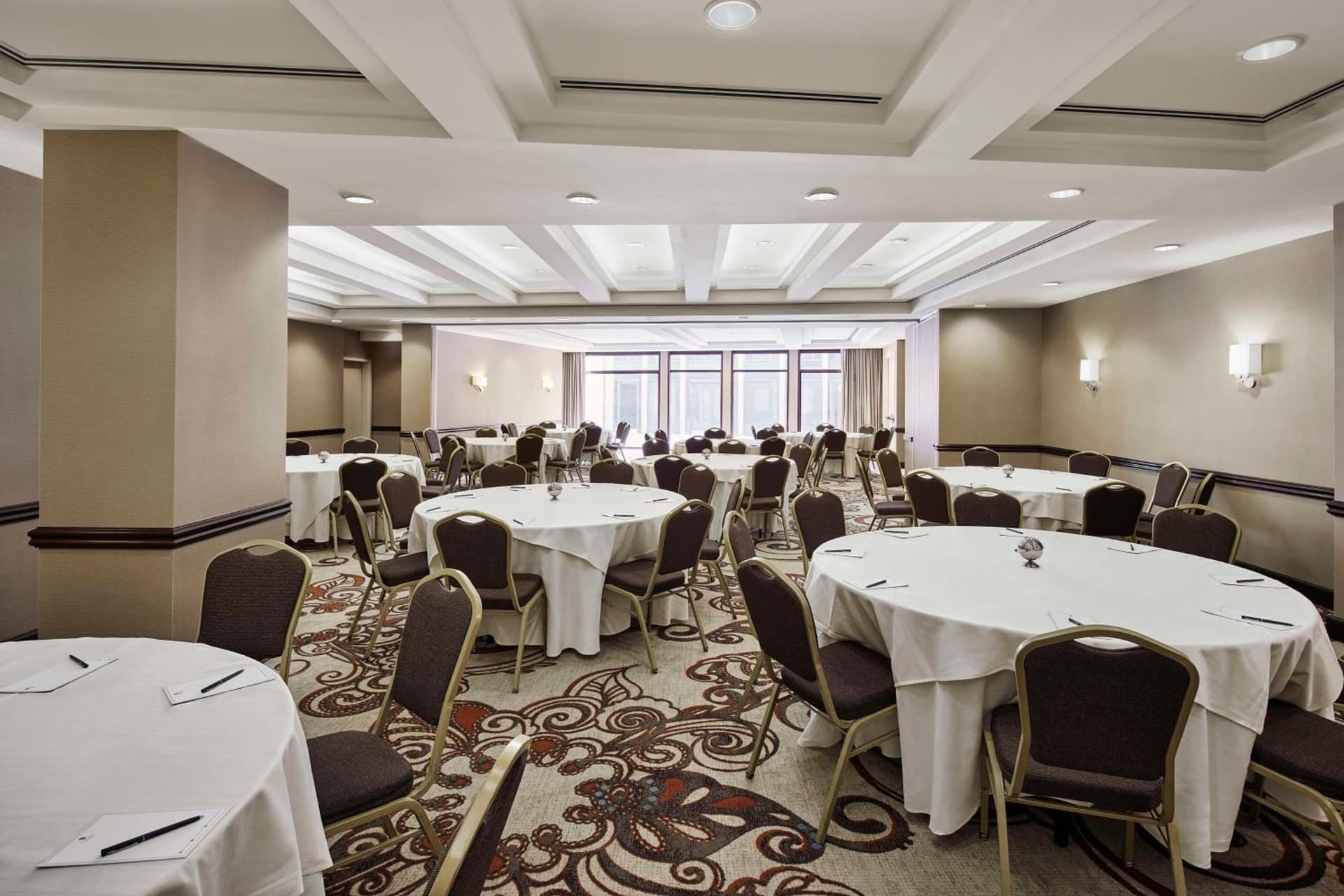 Embassy Suites by Hilton Alexandria Old Town gallery photo in Alexandria, VA — image 12