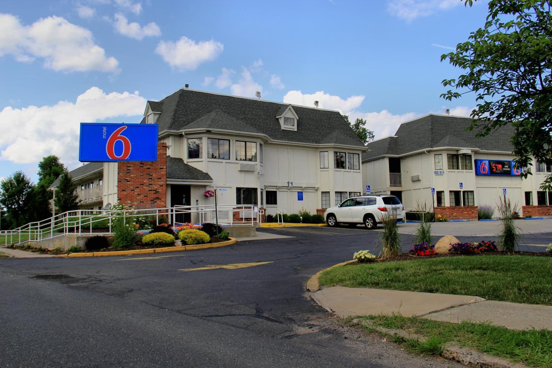 Motel 6-Enfield, CT - Hartford featured exterior or lobby in Enfield, CT — similar hotel